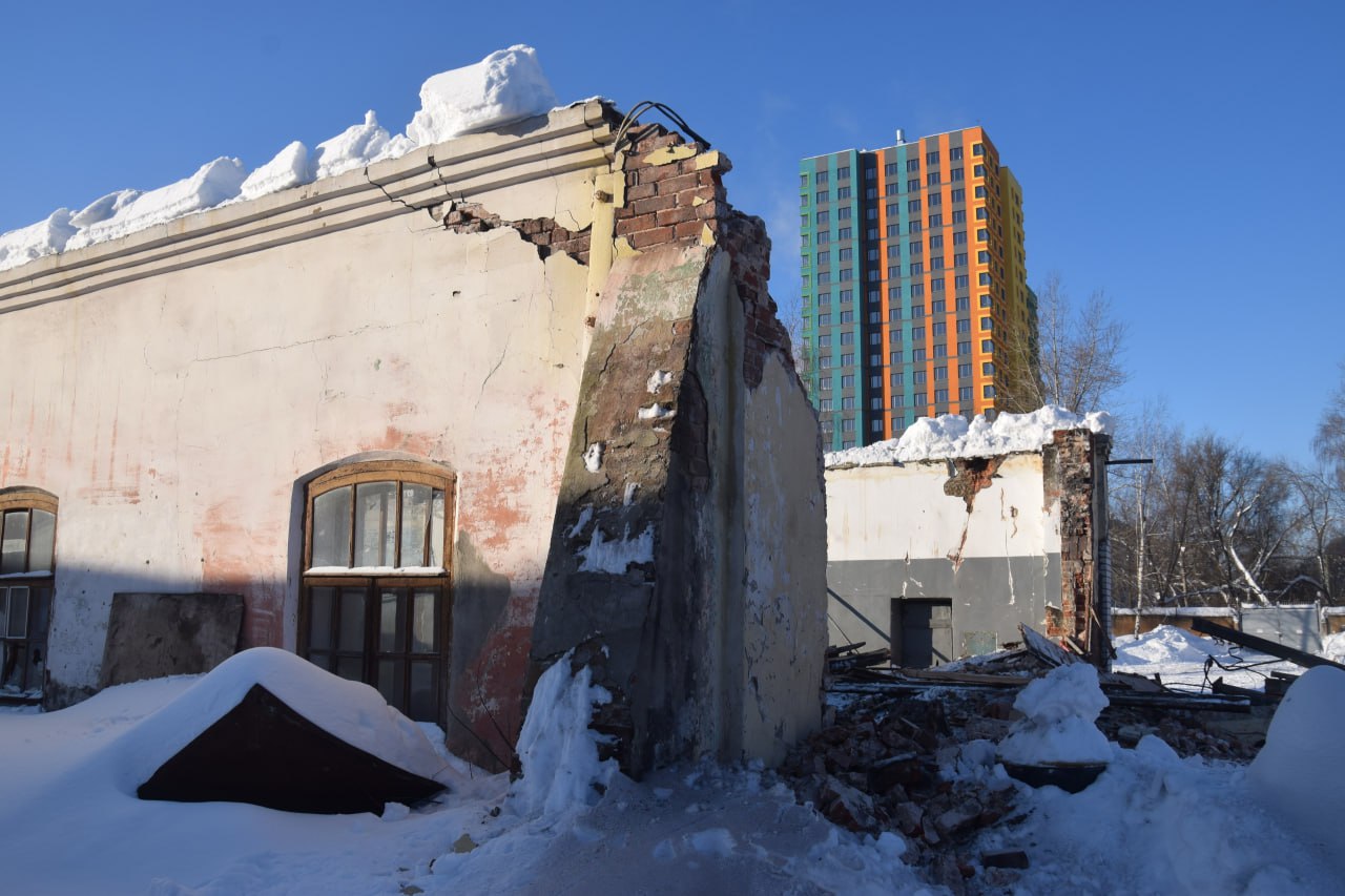 Нижегородский Красный якорь начал сносить старые здания в рамках реновации В 2026 году предприятие отметит 128 летие Завод планирует территориально сконцентрировать производство обновить цеха и инфраструктуру Под снос попадут старая кузница здания инструментального цеха 5 котельной и общежития На новое место перенесут стелу с именами сотрудников погибших в годы Великой Отечественной войны Мемориал будет доступен не только работникам но и гостям предприятия Фото Красный якорь   Подписывайтесь на Ъ Приволжье