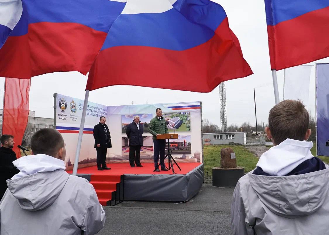 ПУЛЕМЁТ ДЕГТЯРЁВА Z В Великом Новгороде вместе с губернатором Андреем Никитиным и первым вице-президентом Федерации гимнастики России Василием Титовым приняли участие в церемонии закладки первого камня в строительство спортивного центра по гимнастике. Возвести комплекс поручил Президент России Владимир Владимирович Путин. Спортивная гимнастика и акробатика - базовые виды спорта в Новгородской области.       К строительству здесь приступят в 2025 году, в 2026-м центр должен принять первых спортсменов.       Из федерального бюджета для этого направим почти 350 млн рублей. В центре оборудуем зал спортивной и художественной гимнастики, зал хореографии. Общая площадь - более 5,2 тыс. кв. метров.       Спортивный комплекс будет использован для тренировок воспитанников школы олимпийского резерва, в том числе членов... подробнее на канале: ПУЛЕМЁТ ДЕГТЯРЁВА Z @