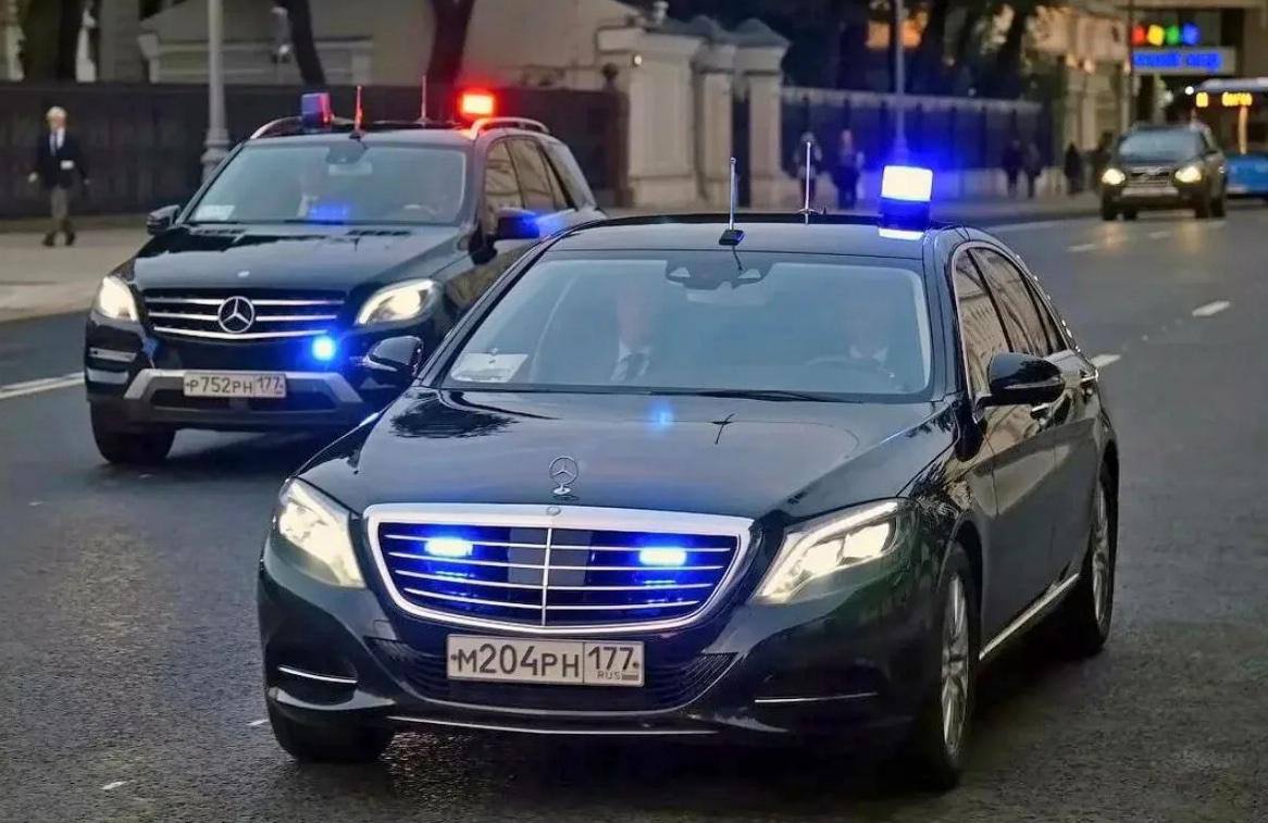В России с сегодняшнего дня автомобилисты обязаны уступать дорогу спецтранспорту по новым правилам  Сегодня вступают в силу поправки ПДД:  — При приближении автомобиля со спецсигналом водители обязаны перестраиваться в соседний ряд или на обочину — Запрещается двигаться в одном и соседнем ряду со спецтранспортом на равной скорости, а также обгонять или опережать его. — Впервые введена обязанность пропускать машину без цветографической схемы — на таких обычно возят чиновников.  Штраф за нарушение пока остаётся прежним – 7500 рублей, но скоро его планируют повысить.