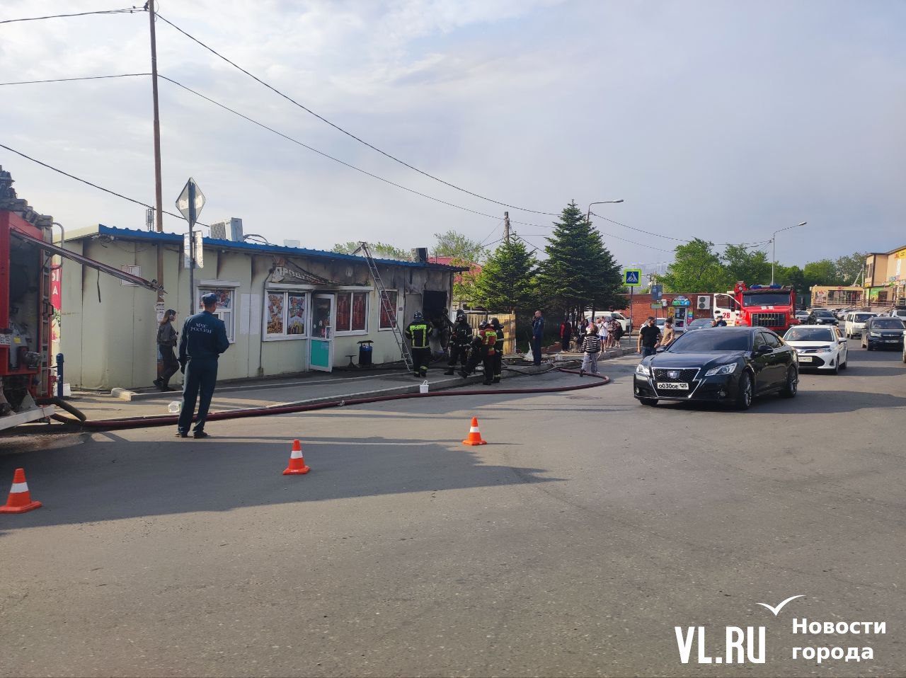 На месте работают пожарные. Открытого горения уже нет. Сейчас специалисты МЧС занимаются проливкой.