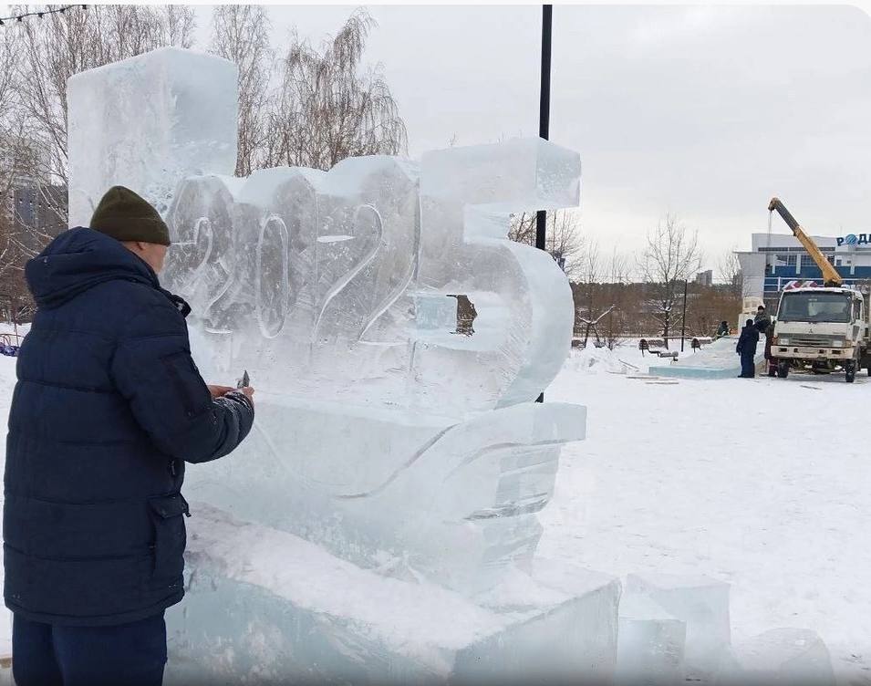 В парке возле Родника строят ледовый городок  Здесь появятся скульптуры, горки и ёлка. Открытие запланировано на 30 декабря в 17:00 по адресу: Чайковского, 185.