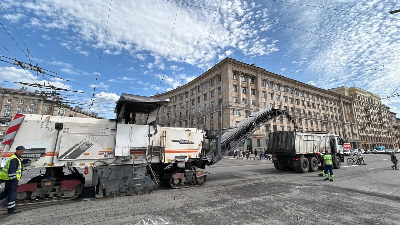 Ремонтные работы стартовали на Светлановской площади  На одной из главных площадей Выборгского района в настоящий момент специалисты занимаются фрезерованием старого асфальтового слоя. Работы включают укладку выравнивающего и верхнего слоя асфальта, нанесение дорожной разметки и восстановление элементов благоустройства.  Подробнее