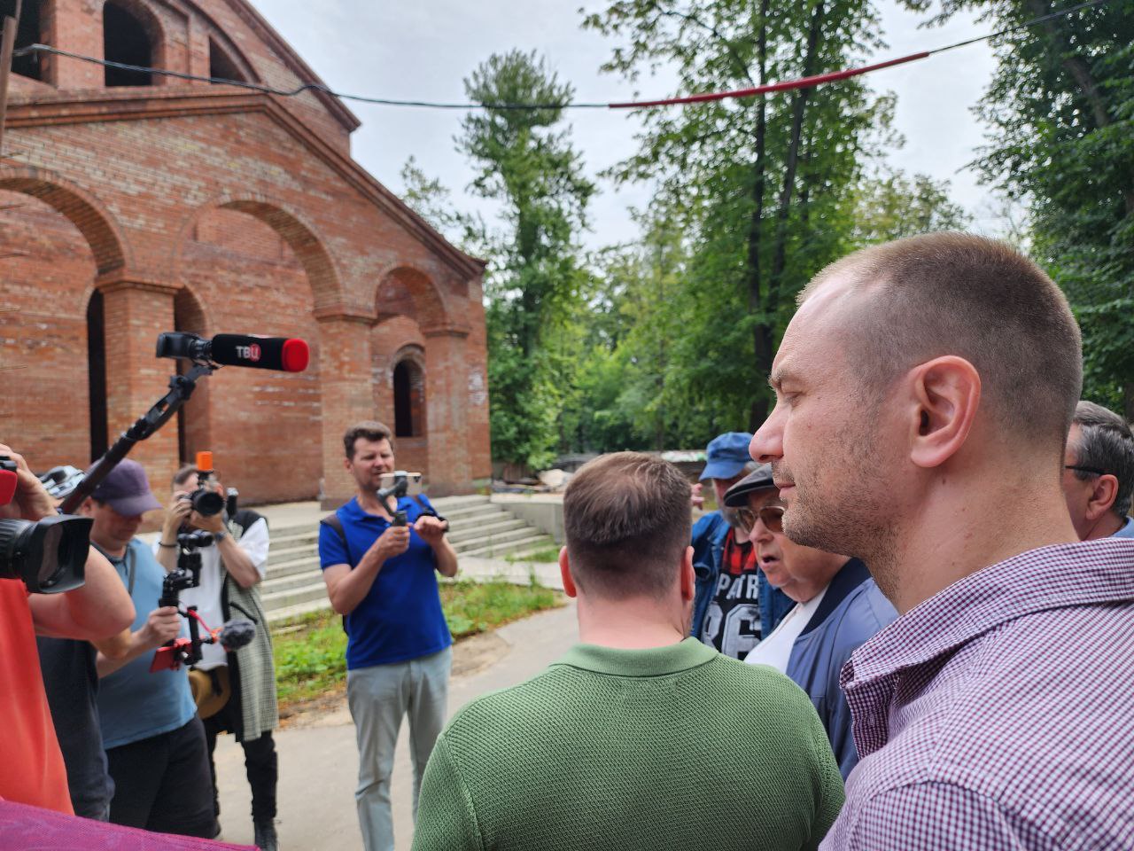 Вместе с коллегами побывали на стройках храмов Северного округа.   Так  строительство храма в честь Федора Ушакова на Речном вокзале идет активно. В этом году установлен купол и крест над колокольней.     Строители выложат барабан под главный купол, к концу августа его установят вместе с крестом.   Весь комплекс они планируют ввести в эксплуатацию в октябре 2026 года.   Приход нашел инициативную группу благотворителей, которые финансируют строительство и даже подарили приходу памятник Федора Ушакова.   А на стройплощадке рядом с Храмом Серафима Саровского в Дегунине  идет вторая очередь строительства – возведение приходского дома. Храм сдан в эксплуатацию ещё в 2021 году.   Благотворителем  выступает старейшая строительная организация Москвы.   Настоятель Виктор Герасимов организовал полноценную приходскую жизнь и по окончании второй очереди строительства комплекса у прихода появится прекрасный духовно-просветительский центр со спортивным залом и различными секциями для детей.