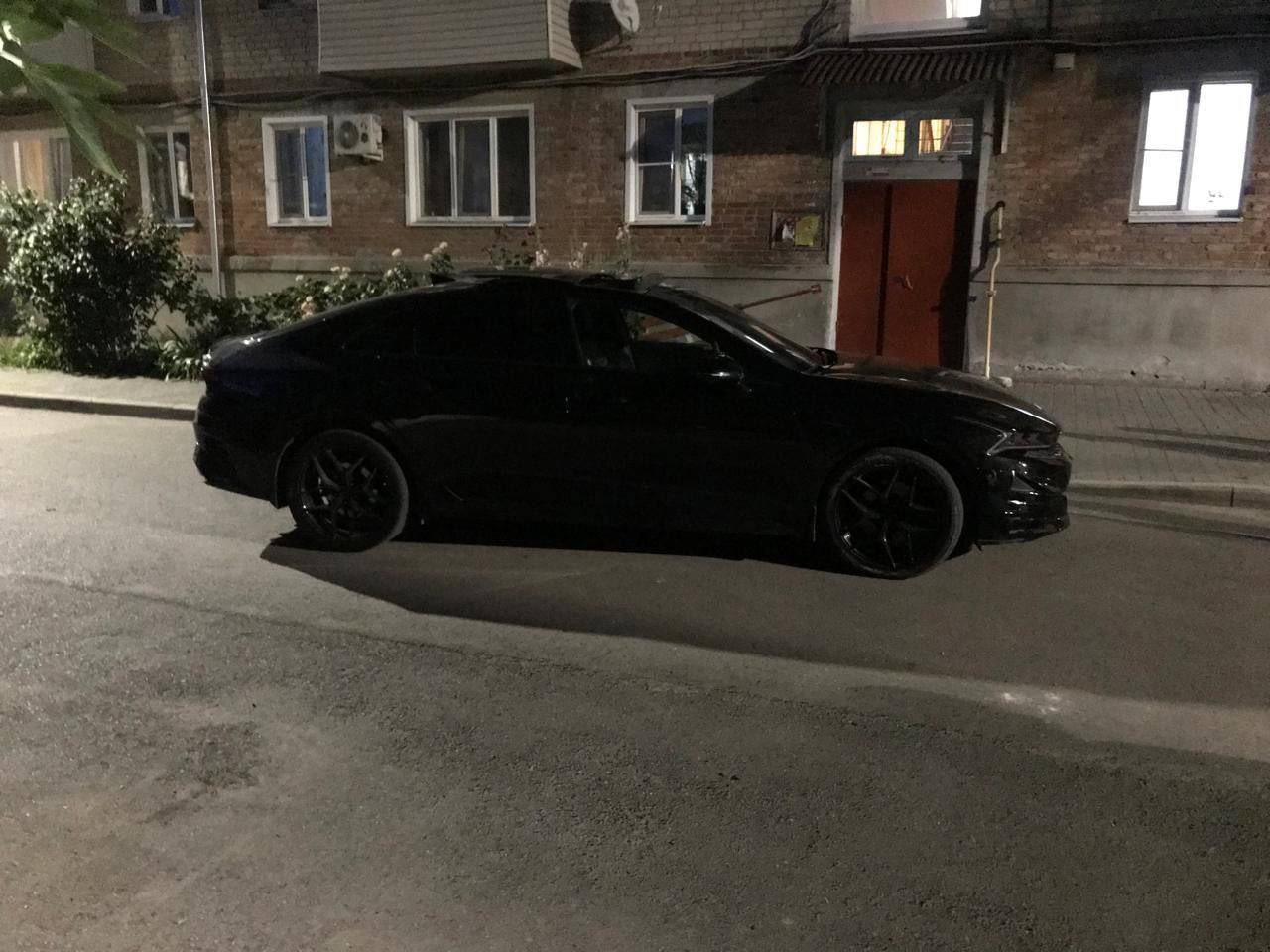 В Краснодаре 16- летний подросток, управляя автомобилем, наехал на 3- летнего малыша. 22.06.2025 года в 19:30 несовершеннолетний водитель , управляя автомобилем «Киа», двигаясь по внутридворовой территории многоквартирного дома по ул. Портовая Аллея в г. Ейске,допустил наезд на 3-летнего мальчика, который переходил двор вместе с мамой. Малыша с травмами госпитализировали. В отношении несовершеннолетнего водителя составлены административные материалы по ч. 1 ст. 12.7 КоАП РФ, по ч. 2 ст. 12.37 КоАП РФ, а также по ст. 12.24 КоАП РФ. В отношении владельца автомобиля, передавшего управление несовершеннолетнему, составлен административный материал по ч. 3 ст. 12.7 КоАП РФ, который грозит штрафом в размере 30 тысяч рублей. Ваши видео высылайте нам в бот Подпишись поделись Прислать видео новость