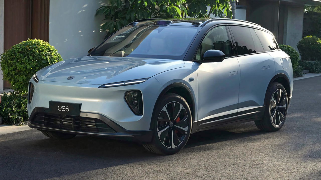 Авито Авто: с начала года новые электрокары подешевели на 16% Эксперты Авито Авто проанализировали средние цены новых электромобилей, которые оказались в числе самых популярных у пользователей платформы в начале лета 2025 года. Оказалось, что по сравнению с январем средняя цена на такие машины снизилась на 16,1% и составила 5 250 000 рублей. Топ-5 наиболее подешевевших электрокаров: 1. NIO ES6 -30,5%; 5,9 млн рублей 2. NIO ES8 -28,4%; 8,2 млн рублей 3. Hongqi E-HS9 -14,4%; 6,6 млн рублей 4. Volkswagen ID.Unyx -13,9%; 3,8 млн рублей 5. Evolute i-PRO -12,6%; 2,5 млн рублей "Снижение цен на новые электромобили в 2025 году в некоторой степени связано с несколькими факторами. Один из них – неготовность покупателей к покупке электрокара из-за недостаточно развитой зарядной инфраструктуры и недопонимания относительно послепродажного обслуживания, особенно – ремонта батарей. При этом выбор моделей в среднем ценовом сегменте остается ограниченным, а высокая конкуренция среди продавцов создает дополнительное давление на цены. Так что приобретение таких машин сейчас выглядит привлекательным, причем касается это не только тех моделей, которые попали в список: в каталоге новых авто на Авито Авто фильтры позволяют найти объявления с акционными предложениями или специальными бонусами от дилеров", — комментирует руководитель продаж направления «Новые авто» в Авито Артем Хомутинников. #АвитоАвто #Новости