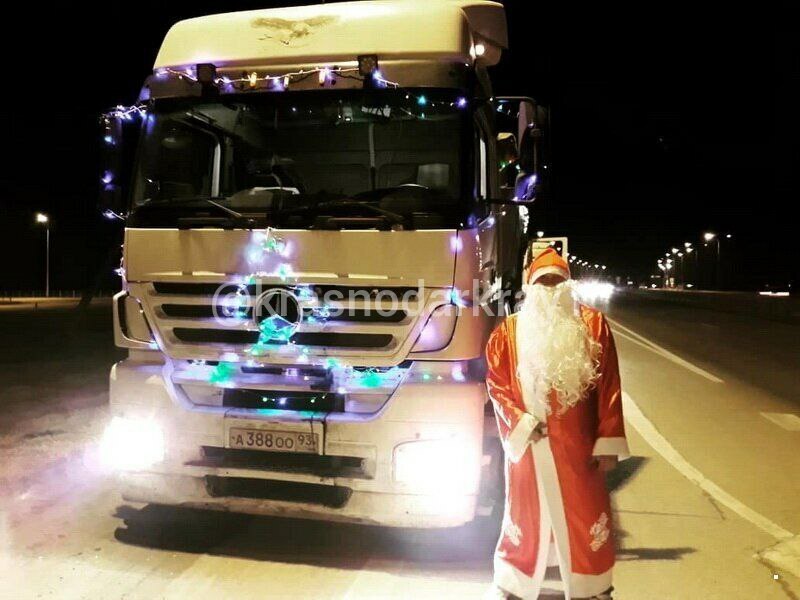 В преддверии Нового года грузовикам рекомендовано осуществлять движение по территории Краснодара исключительно в ночное время Администрация Краснодара обратилась к руководству торговых центров складских комплексов промышленных предприятий и строительных организаций с рекомендацией осуществлять грузовые перевозки в черте города в период с 22 00 до 06 00 в предновогодний период Данная мера будет действовать с 15 по 31 декабря Её ежегодное введение направлено на предотвращение ухудшения дорожной ситуации и снижения уровня заторов в предпраздничные дни Перейти в наш канал МАХ Подпишись поделись krasnodarkray1 Прислать видео новость