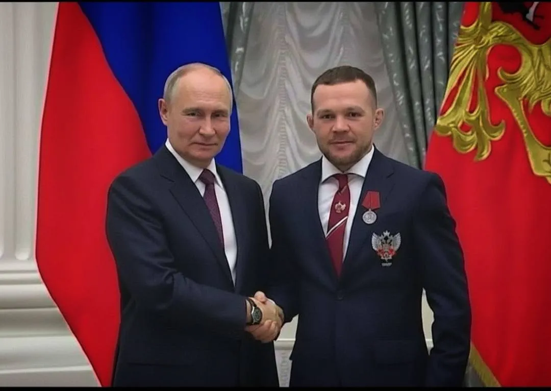 Владимир Путин наградил Петра Яна медалью ордена За заслуги перед Отечеством II степени Церемония награждения прошла в Кремле во время встречи Президента России с сильнейшими спортсменами нашей страны Владимир Владимирович отметил вклад бойца клуба Архангел Михаил созданного Русской медной компанией в развитие физической культуры и спорта Чемпион UFC получил из рук Владимира Путина медаль ордена За заслуги перед Отечеством II степени Кроме Петра на церемонии были и боксеры RCC Всеволод Шумков Джамбулат Бижамов и Шарабутдин Атаев так же были отмечены медалю ордена За заслуги перед Отечеством II степени Все трое внесли существенный вклад в успехи сборной России на чемпионате мира по боксу 2025 года в Дубае завоевав три золотых медали турнира Всего наша сборная завоевала рекордные 7 золотых 5 серебряных и одну бронзовую медали