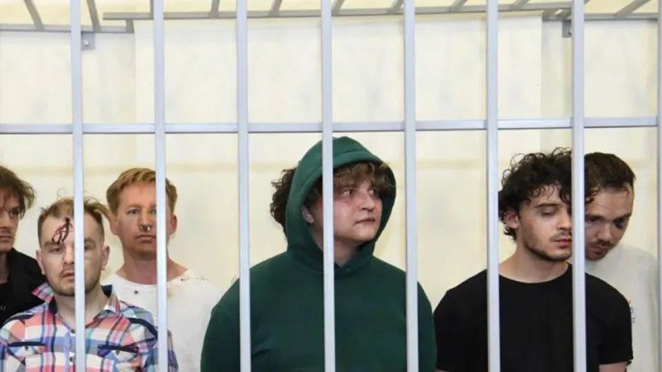 Задержанным в Азербайджане гражданам России разрешили встретиться с родственниками. Мать 23-летнего Сергея Софронова рассказала «Осторожно, новости», что виделась с сыном в Баку. По её словам, состояние Сергея «нормальное, синяки сошли, остался небольшой кровоподтек на глазу». Встречу проводили через стекло, дав не более 15 минут. Азербайджанские СМИ сообщают, что организовать свидания помогла омбудсмен Азербайджана Сабина Алиева. Первыми незаконно осуждёнными в рамках антироссийской истерии в Азербайджане стали евразийцы Ибрагим Гасанов, Ибрагим Гумбатов и журналистка Назакет Мамедова. Все - граждане Азербайджана. Их вина состоит лишь в том, что они говорили о важности сохранения дружественных отношений между Россией и Азербайджаном. Кому - то в стране такая риторика не понравилась, и их приговорили к огромным срокам заключения по нелепым и надуманным предлогом. ‼ Если будут достигнуты какие-то договорённости об обмене задержанными между Москвой и Баку, Гасанов, Гумбатом и Мамедова должны быть включены в списки на этот обмен. Поддержать Туранский экспресс #turan_analytics #Азербайджан #Россия