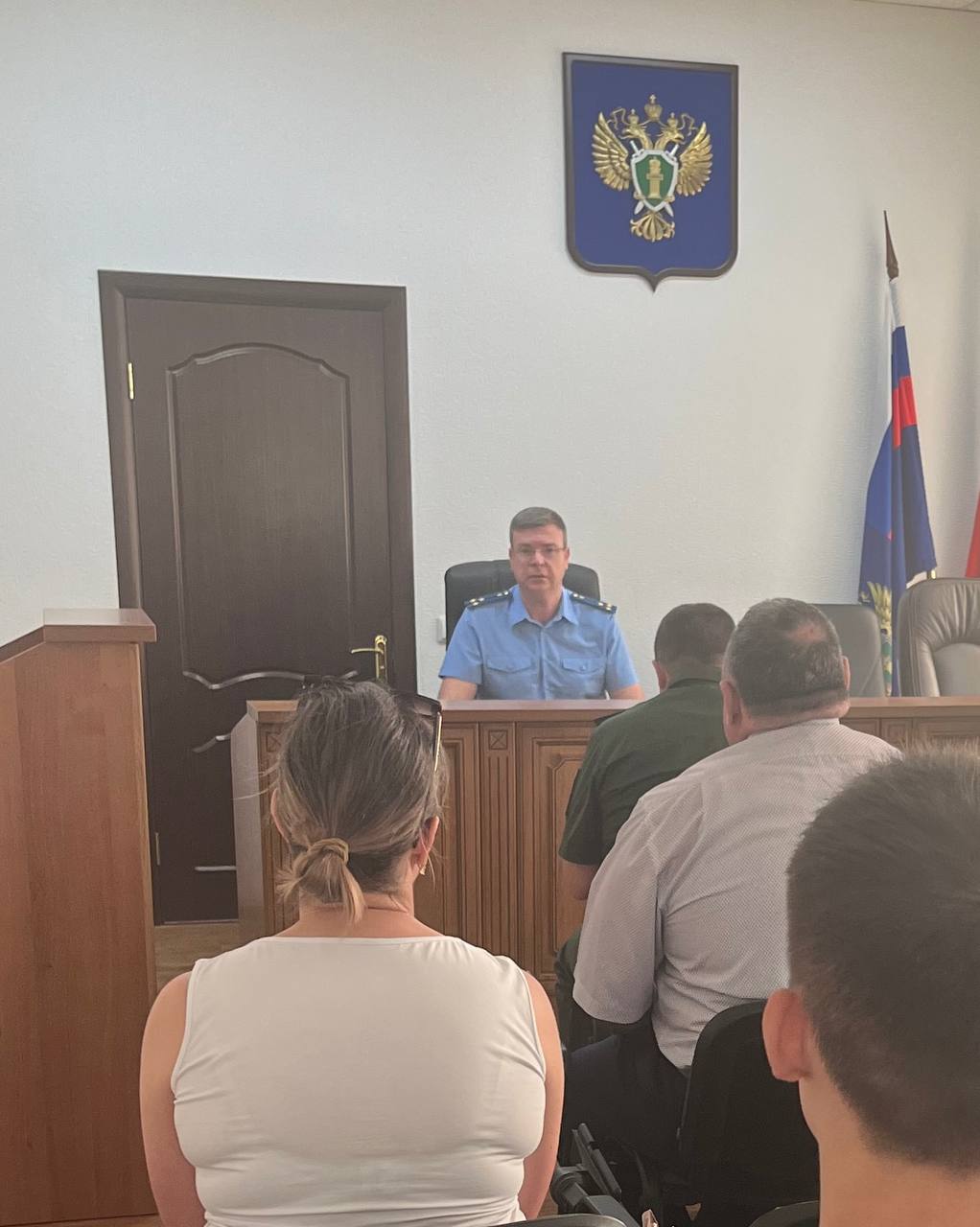 Крымской межрайонной прокуратурой проведена встреча с членами семей военнослужащих Под председательством межрайонного прокурора при участии филиала государственного фонда «Защитники отечества», ГКУ КК управления социальной защиты населения в Крымском районе, территориального отдела ОСФР по Краснодарскому краю, военного комиссара Крымского районапроведена встреча с членами семей военнослужащих. В ходе приема рассмотрены проблемные вопросы получения льгот, выплат и компенсаций, положенных для данной категории граждан, об оказании семьям военнослужащих помощи в бытовых вопросах и др. По всем вопросам межрайонной прокуратурой и иными органами даны разъяснения действующего законодательства, приняты обращения, рассмотрение которых находится на контроле межрайонного прокурора. Практика подобных встреч будет продолжена.