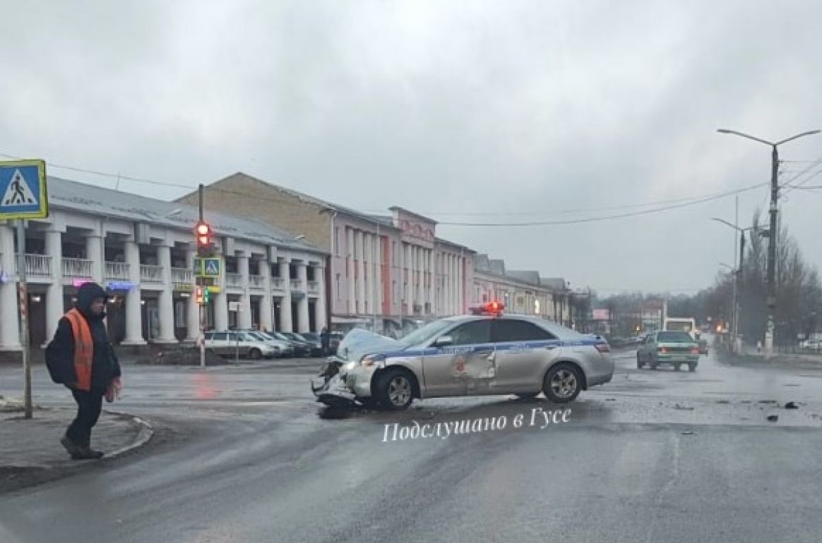 Легковушка на скорости въехала в автомобиль ДПС на перекрестке во Владимирской области    На перекрестке в Гусь-Хрустальном легковушка столкнулась с автомобилем ДПС. Сотрудники полиции устанавливают обстоятельства произошедшего.  ↗  Прислать новость   Подписаться