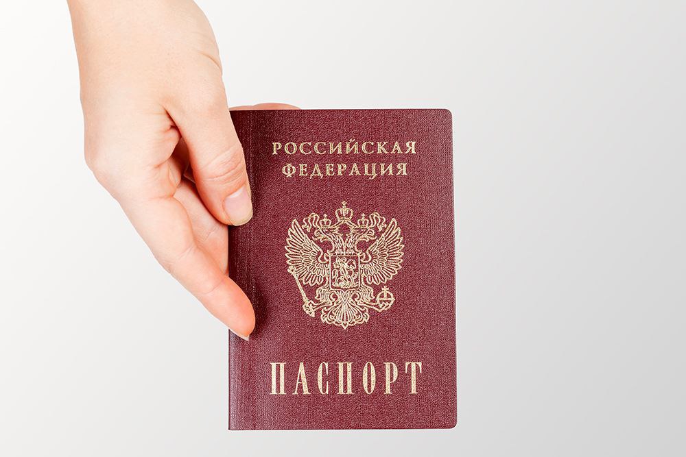 Важность своевременной регистрации места жительства несовершеннолетних Комиссия по делам несовершеннолетних и защите их прав Администрации Новоазовского муниципального округа сообщает, что на сегодняшний день рассмотрено 8 административных материалов по ч.1 ст. 5.35 КоАП РФ неисполнение родителями или иными законными представителями несовершеннолетних обязанностей по содержанию и воспитанию несовершеннолетних , а именно: несовершеннолетние получают паспорт гражданина Российской Федерации, при этом, в установленный законом срок в течении 7 суток с момента получения паспорта гражданина РФ не обращаются по вопросу места регистрации, тем самым нарушая Закон. Согласно российскому законодательству ответственность за регистрацию места жительства несовершеннолетних возлагается на родителей или законных представителей. Регистрация места жительства несовершеннолетних — это важная юридическая и социальная необходимость. Она позволяет защитить права детей, обеспечить доступ к образованию, медицинским услугам и социальной поддержке. Поэтому родителям и опекунам следует осознавать важность этой процедуры и внимательно следить за регистрацией своих детей.