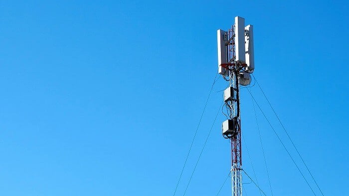 В России создано крошечное устройство, превращающее обычные сети 5G в ультраскоростные  Ученые КНИТУ КАИ им. А.Н. Туполева разработали технологию ускорения сотовых сетей пятого и шестого поколений. Она реализована в виде небольшого устройства, в котором электроника работает в паре с оптикой – внутри него радиоволны преобразуются в оптические сигналы, сообщает CNews.  «Это принципиально новое устройство, которое базируется одновременно на оптических технологиях и на радиоэлектроники. Изобретение способно одновременно определять направление и скорость источника сигнала. Реализовано это путем преобразования радиоволн  по ним передаются сигналы в сотовых сетях  в оптические сигналы. По результатам тестов, устройство способно в «десятки раз» повысить скорость обработки данных в сетях пятого поколения. Кроме того, оно пригодится в создании сотовых сетей 6-G», – отмечается в материале.