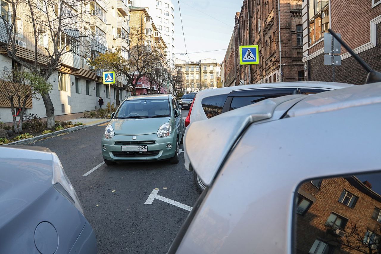 Водитель Toyota Allion во Владивостоке выдаёт себя за сотрудника ФСБ Автохам на белой «Тойоте» спровоцировал два конфликта за день: На ул. Волжской: выехал на встречную полосу, заблокировал движение и устроил скандал с другим водителем. Во дворе дома 11а по ул. Русской: припарковался с нарушением, перекрыв проезд мусоровозу и скорой помощи. Проснувшись, заявил, что «выполняет оперативную работу ФСБ», отказался убирать машину и грубил. Автомобиль имеет нелегальную тонировку. Жители публикуют видео в соцсетях, требуя реакции правоохранительных органов.