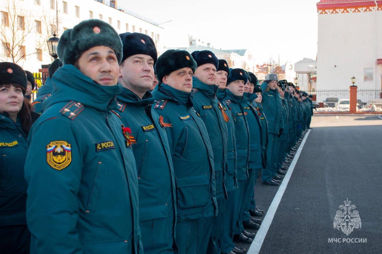 В Главном управлении МЧС России по Ямало-Ненецкому автономному округу возобновилась традиция — еженедельная церемония поднятия флагов России, МЧС России и Ямала. Теперь, как и раннее, каждое рабочее утро понедельника для сотрудников Главного управления будет начинаться с построения под Гимн Российской Федерации. Заместитель начальника Главного управления Денис Болдырев поприветствовал личный состав и отметил важность данной традиции: «Подъем флага и исполнение гимна нашей страны один из важнейших элементов воспитания патриотизма. Наше поколение должно уважать и гордиться страной, в которой оно родилось и живет». МЧС Ямало-Ненецкого АО