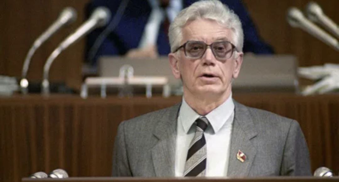 Умер последний член Политбюро ЦК КПСС Вадим Медведев в возрасте 96 лет Ушел из жизни Вадим Андреевич Медведев, последний остававшийся в живых член Политбюро ЦК КПСС. Ему было 96 лет. Об этом сообщила пресс-служба РАНХиГС. В 1980-е годы Медведев занимал ключевые посты в высшем партийном руководстве СССР, включая должность секретаря ЦК КПСС, председателя Идеологической комиссии и члена Президентского Совета. Вадим Медведев сыграл значительную роль в идеологическом обновлении страны в годы перестройки. Он способствовал возвращению в общественное пользование ранее запрещенных книг, журналов и документов, а также активно поддерживал процессы реабилитации жертв политических репрессий 1920–1950-х годов. Кроме того, по его инициативе были отменены вузовские курсы "История КПСС" и "Научный коммунизм".