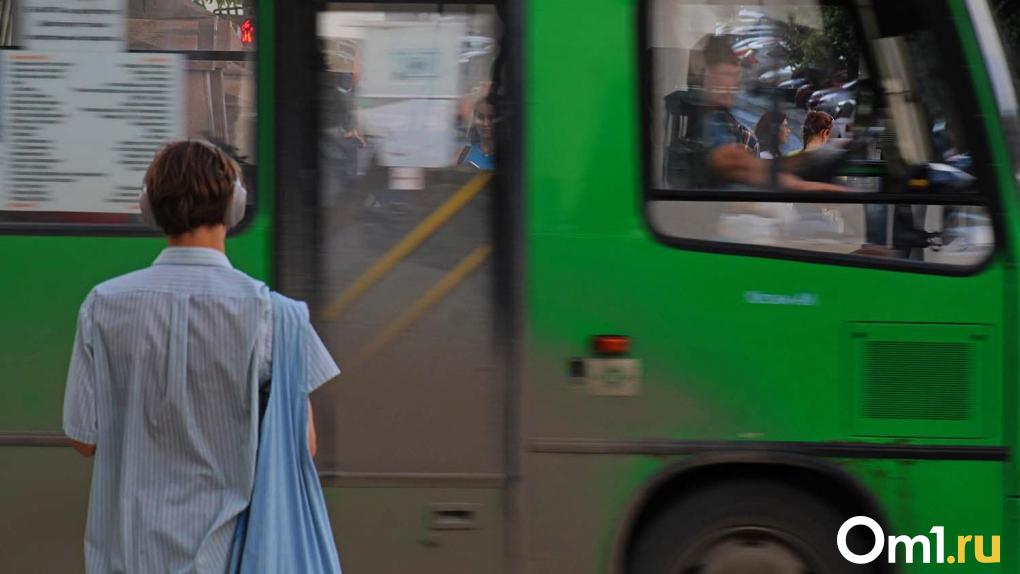 В Омске приостановят работу двух автобусных маршрутов на лето Из-за снижения пассажиропотока со 2 июня временно остановят движение автобусов по маршрутам № 96 «Омский нефтеперерабатывающий завод — 12-й микрорайон» и № 101 «Гараж ЦС — посёлок Большие Поля». Каждый из них обслуживает один автобус среднего класса, при этом существуют дублирующие маршруты. О сроках возобновления работы автобусов пока не сообщается.