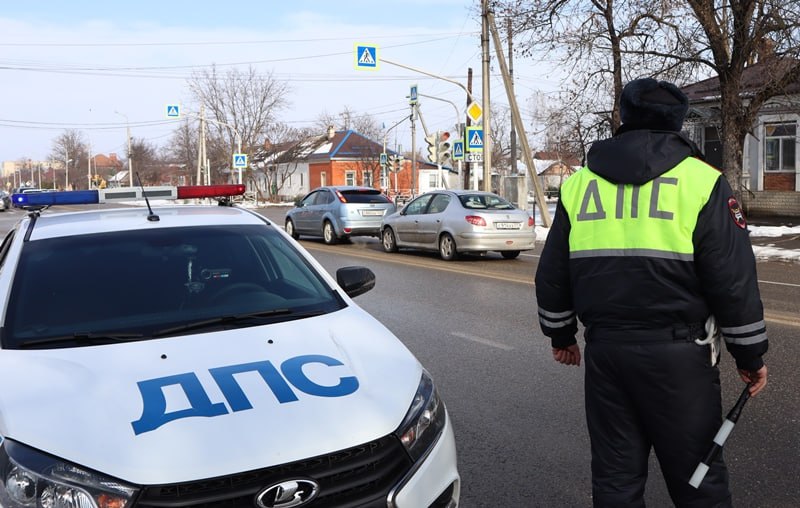 На дорогах республики в выходные дни сотрудниками полиции задержано 7 нетрезвых водителей.  В минувшие выходные на территории Адыгеи зарегистрировано 1 дорожно-транспортное происшествие, в котором пострадали 2 человека.   Отсутствие водительского удостоверения не стало препятствием для 23-летнего жителя города Майкопа. Молодой человек уверенно сел за руль отечественного автомобиля, а чтобы не скучать в пути, взял с собой двоих попутчиков. Однако, на территории Кошехабльского района автолюбитель не справился с управлением и допустил съезд с проезжей части дороги. В результате пассажиры транспортного средства получили различные травмы. По факту ДТП сотрудниками Госавтоинспекции проводится проверка.  Еще 13 дорожно-транспортных происшествий, зафиксированных на дорогах республики, обошлись без пострадавших. Пять из них зарегистрированы в городе Майкопе, 6 - в Тахтамукайском районе и по 1 - в Майкопском и Кошехабльском районах.  Всего за минувшие выходные выявлено и пресечено 353 нарушения дорожных правил. К ответственности привлечены 7 водителей, управлявших транспортными средствами в состоянии алкогольного опьянения. Такие случаи зафиксированы в городе Майкопе, Гиагинском, Тахтамукайском, Красногвардейском, Кошехабльском и Шовгеновском районах. Административные протоколы составлены в отношении 74 пешеходов, которые переходили проезжую часть в неустановленном для этого месте.  Госавтоинспекция Адыгеи обращается к водителям транспортных средств с призывом строго соблюдать Правила дорожного движения. В ночное время суток, а также при неблагоприятных погодных условиях необходимо быть особенно внимательными на дороге и всегда придерживаться установленного скоростного режима.  Пресс-служба МВД по Республике Адыгея  МВД по РА   Подписаться Смотрите нас на Rutube