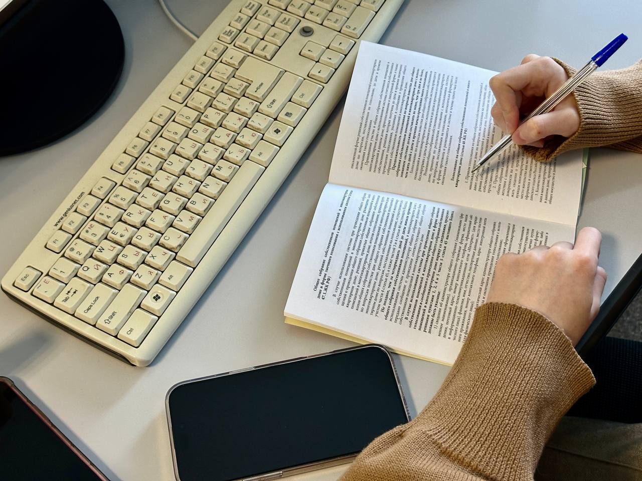 Опубликована деловая программа Международного конгресса государственного управления Оргкомитет Международного конгресса государственного управления представил деловую программу мероприятия которое пройдет 10 13 февраля 2026 года в Президентской академии Конгресс объединит руководителей федерального регионального и муниципального уровней парламентариев топ менеджеров государственных корпораций представителей бизнеса а также ведущих российских и международных экспертов Ключевая цель Конгресса консолидация профессионального сообщества для обсуждения актуальных вызовов и перспектив развития госуправления а также выработка эффективных моделей взаимодействия государства и бизнеса для снижения регуляторной нагрузки Организатором мероприятия выступает Президентская академия при поддержке Правительства Российской Федерации и Администрации Президента России Соорганизатор Фонд Росконгресс Официальный партнер Конгресса ПАО Сбербанк Мы выстроили программу Конгресса так чтобы она отвечала на реальные запросы управленцев от федерального уровня до муниципалитетов Каждый блок посвящен ключевым направлениям кадровая политика цифровая трансформация эффективность государственного сектора развитие территорий технологическое партнерство с бизнесом Для нас было принципиально важно чтобы обсуждение шло не вокруг абстрактных подходов а вокруг конкретных решений и практик которые можно масштабировать Отдельный формат встречи с вице премьерами позволит участникам говорить напрямую о том что действительно важно на местах Мы уверены что профессиональный диалог такого уровня это инвестиция в качество решений от которых зависит развитие страны отметил ректор Президентской академии Алексей Комиссаров Центральным событием Конгресса станет пленарная сессия с участием руководящего состава администрации президента и правительства Российской Федерации Также ожидается выступление главы одного из крупнейших российских банков Только эффективное государственное управление помогает реализовать все необходимые задачи для народосбережения и улучшения уровня жизни граждан Программа Конгресса позволит представителям различных уровней власти из разных стран вместе с бизнесом и научным сообществом обсудить программу реализации национальных целей развития через действующие и новые системы оказания государственных услуг населению их популяризацию и практичность для применения в регионах и странах опираясь на действующее законодательство в стране применения поделиться друг с другом опытом внедрения новых образовательных программ в высших учебных заведениях для повышения квалификации госслужащих и программы подготовки молодых кадров для работы в государственной системе управления подчеркнул советник президента Российской Федерации ответственный секретарь Оргкомитета Международного Конгресса государственного управления Антон Кобяков Тематика деловой программы охватывает пять стратегических векторов  развитие государственной гражданской службы  цифровизация государственного управления  региональные и муниципальные практики  регуляторная политика как инструмент снижения административной нагрузки на бизнес  государство для людей взаимодействие с гражданами на качественно новом уровне Дополнительно в программе предусмотрен образовательный модуль доступный всем участникам мероприятия Помимо этого гостей Конгресса ждут спортивная и культурная программы создающие возможности для неформального общения и обмена опытом Деловая программа опубликована на официальном сайте Конгресса Принять участие в мероприятии можно направив заявку на сайте Конгресса Регистрация СМИ на мероприятие проходит с 14 января по 2 февраля 2026 г Заявку на участие могут подать российские и иностранные СМИ а также представители блогосферы в соответствии с правилами аккредитации размещенными на официальном сайте в разделе СМИ ГТРК Самара MAX lВК lОК lСАЙТ