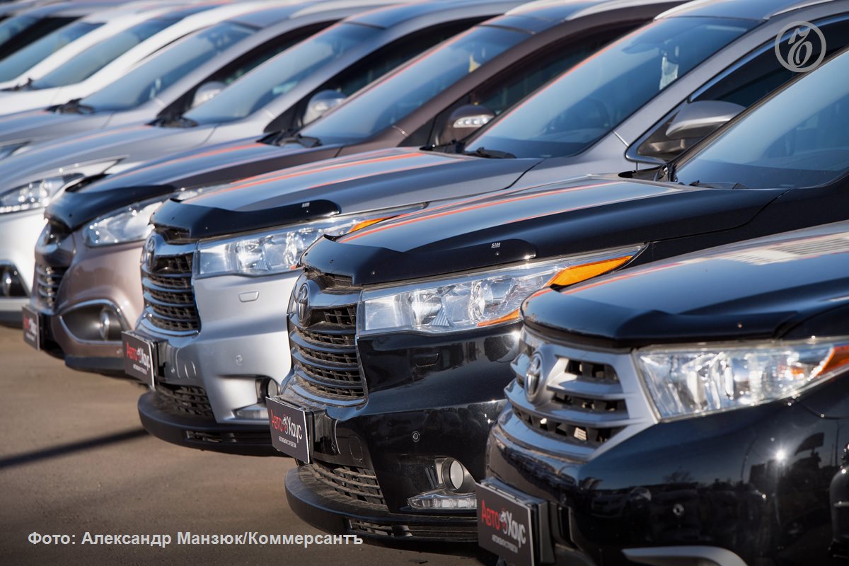 Китайские автомобильные бренды резко сократили число шоурумов в РФ Каждый четвертый салон автомобилей из КНР по экспертным оценкам был закрыт или переформатирован под другой бренд в условиях низких продаж и роста расходов К резкой коррекции рынка в 2025 году привела избыточная активность китайских автомобильных брендов в России в прежние годы считают эксперты В 2026 году темпы закрытий могут замедлиться но с русификацией китайских автомобилей продолжится смена вывесок Ъузнал