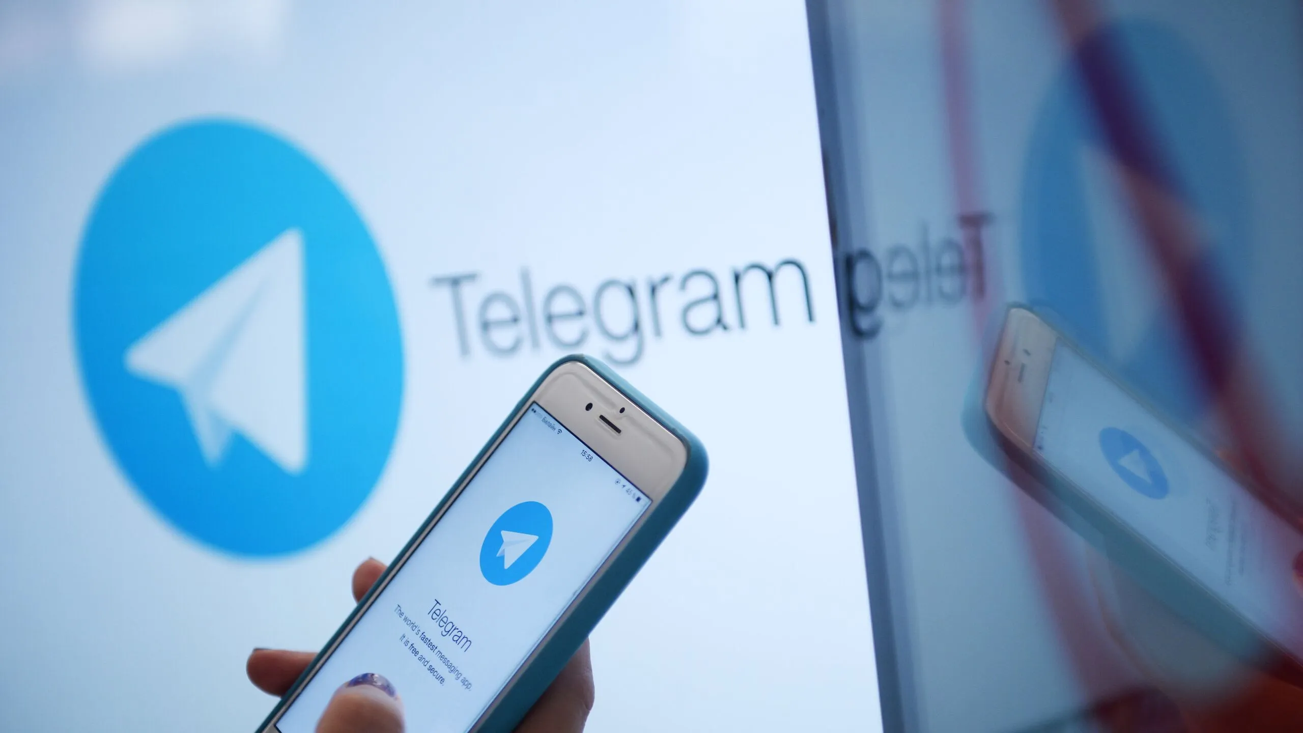 Пользователи Telegram сообщили о сбое в работе мессенджера следует из данных сервиса Detector404 За минувшие сутки число жалоб превысило 3 1 тысячи а за последний час 630 В основном они поступают от жителей Москвы Петербурга и ХМАО а также из США и Нидерландов Половина пользователей указывает на плохую работу мобильного приложения Также поступают сообщения об общем сбое и проблемах с оповещениями В середине февраля Роскомнадзор начал замедлять Telegram Информацию из СМИ о его полной блокировке с 1 апреля там не подтвердили и не опровергли Одной из причин введения ограничений в работе мессенджера стали так называемые сервисы пробива раскрывающие личные данные россиян Как отмечали в РКН из приложения еженедельно удаляют по запросу до ста таких ботов однако принципиально ситуация не меняется появляются все новые ресурсы