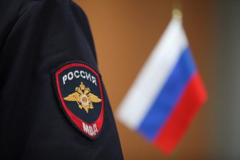 В дежурную часть ОМВД России по Томскому району поступило сообщение от жителя села Лучаново о том что в квартире на улице Сидоренко обнаружен труп мужчины с телесными повреждениями Оперативники отдела уголовного розыска совместно с коллегами из УУР УМВД России по Томской области изъяли орудие преступления нож и провели подворовый обход домов селения В результате разыскных меоприятий полицейские задержали подозреваемую проживающую в соседнем доме Ей оказалась ранее не судимая женщина 1987 года рождения По предварительным данным в квартире в ходе распития спиртного между односельчанами произошел конфликт Подозреваемая взяв в руки нож нанесла несколько ударов по опоненту после чего скрылась Женщина задержана и передана в следственное подразделение Возбуждено уголовное дело