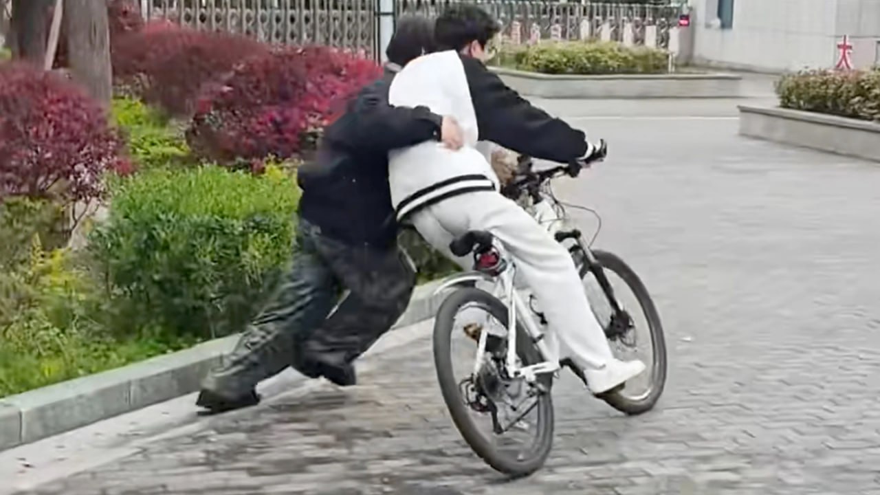 Бизнес идея обучение езде на велосипеде Студент из Шанхая заметил что многие взрослые не умеют ездить на велосипеде но хотят научиться Он начал с простого снимал короткие обучающие видео и выкладывал их в социальных сетях Контент быстро стал вирусным и запросы на обучение стали приходить один за другим Люди писали сами без рекламы Главная аудитория девушки зумерки которые решили наверстать то что не получилось в детстве Это сформировало четкий профиль учеников и позволило выстроить программу под их запросы Курс стоит около 110 за человека и дает стопроцентную гарантию что с последней тренировки ученик уедет на велосипеде Исключений пока не было научились абсолютно все клиенты Такой подход повышает доверие Общий заработок за два года составил примерно 39 000 Значительная часть этой суммы пришлась на период после роста спроса когда люди начали приходить по рекомендациям и соцсетям