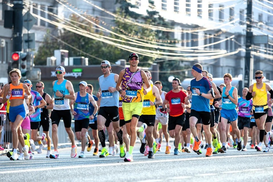 От одного до 42 километров открыта регистрация на Челябинский марафон 2026 26 января открылась регистрация участников на традиционный Челябинский марафон Массовый спортивный забег в 2026 году пройдет 23 августа по улицам южноуральской столицы а также по территории Шершневского бора Организаторы сообщили что в этом году запланировано число участников более шести тысяч Все желающие смогут преодолеть дистанции от 1 до 42 километров Медаль на финише получит абсолютно каждый участник Дистанция марафона в этом году пройдет в два круга Зарегистрироваться на участие можно на официальном сайте Челябинского марафона Но участие платное Стоимость заявки от 650 детский забег до 4500 рублей эстафета 4х10 5 км марафон 2990 рублей   Подписаться на chelkp Мы в MAX