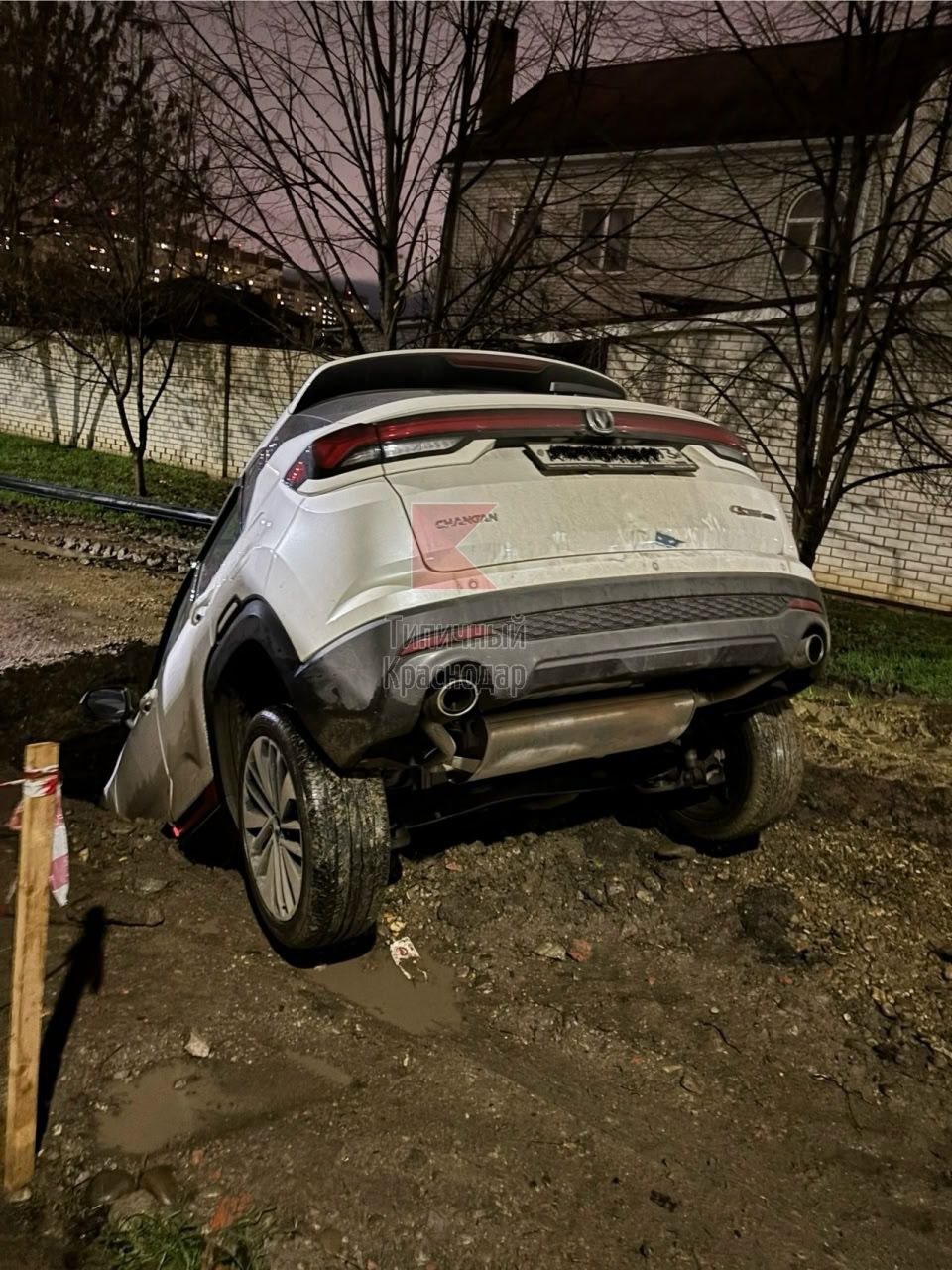 ДТП на улице Есенина автомобиль упал в дорожную яму Сегодня произошло неприятное происшествие на улице Есенина дом 21 легковой автомобиль провалился в глубокую яму прямо посреди дороги К счастью никто не пострадал однако инцидент вызвал серьезное беспокойство среди местных жителей Очевидцы подчеркнули что ограждения отсутствуют несмотря на опасность ситуации Фото типичный Краснодар Есть интересная новость Присылайте нам  Краснодар Сегодня   канал в MAX ПРИСЛАТЬ НОВОСТЬ
