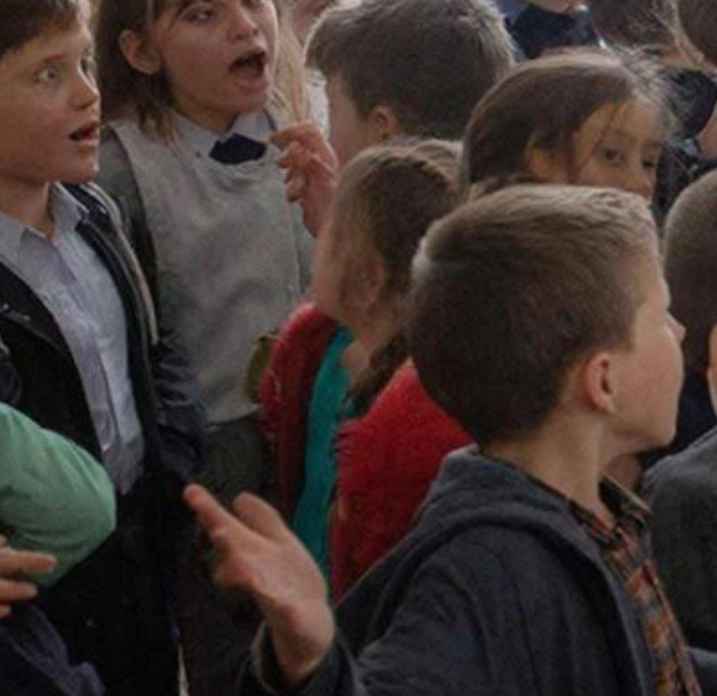 В Приморском крае резко выросло количество обращений по школьным конфликтам Официальный телеграм канал Уполномоченного по правам ребёнка Защита детей Приморье сообщил об участившихся случаях буллинга и острых споров между детьми часто на фоне бездействия взрослых В ряде случаев речь идёт об осознанной травле в других ситуациях дети вступают в острые конфликты при полном бездействии и безразличии взрослых Будем проводить проверки и разбирать каждую ситуацию тщательно и детально подчеркнула детский омбудсмен Приморья Ольга Романова Специалисты отметили что привычные подходы уже не справляются с новыми вызовами и нужны новые методы работы с детьми особенно с теми кто находится в группе риска Неделя новая а проблемы старые Нужны новые подходы в их решении добавила Романова призывая к активной позиции всех участников образовательного процесса Эксперты предупредили игнорирование ранних признаков конфликтов часто приводит к их эскалации а своевременное вмешательство взрослых может спасти детей от психологической травмы