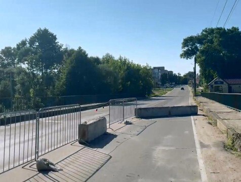 Ремонт моста в Людиновском районе начнут на этой неделе Как рассказал глава администрации Людиновского района Стефан Перевалов, капитальный ремонт моста планировали на 2027 год. Однако, дорожное полотно приходит в негодность быстрым темпом. В связи с этим аварийные ремонтные работы начнут уже на этой неделе. Для автомобилистов открыта одна полоса, вторую планируют ввести в эксплуатацию к сентябрю.