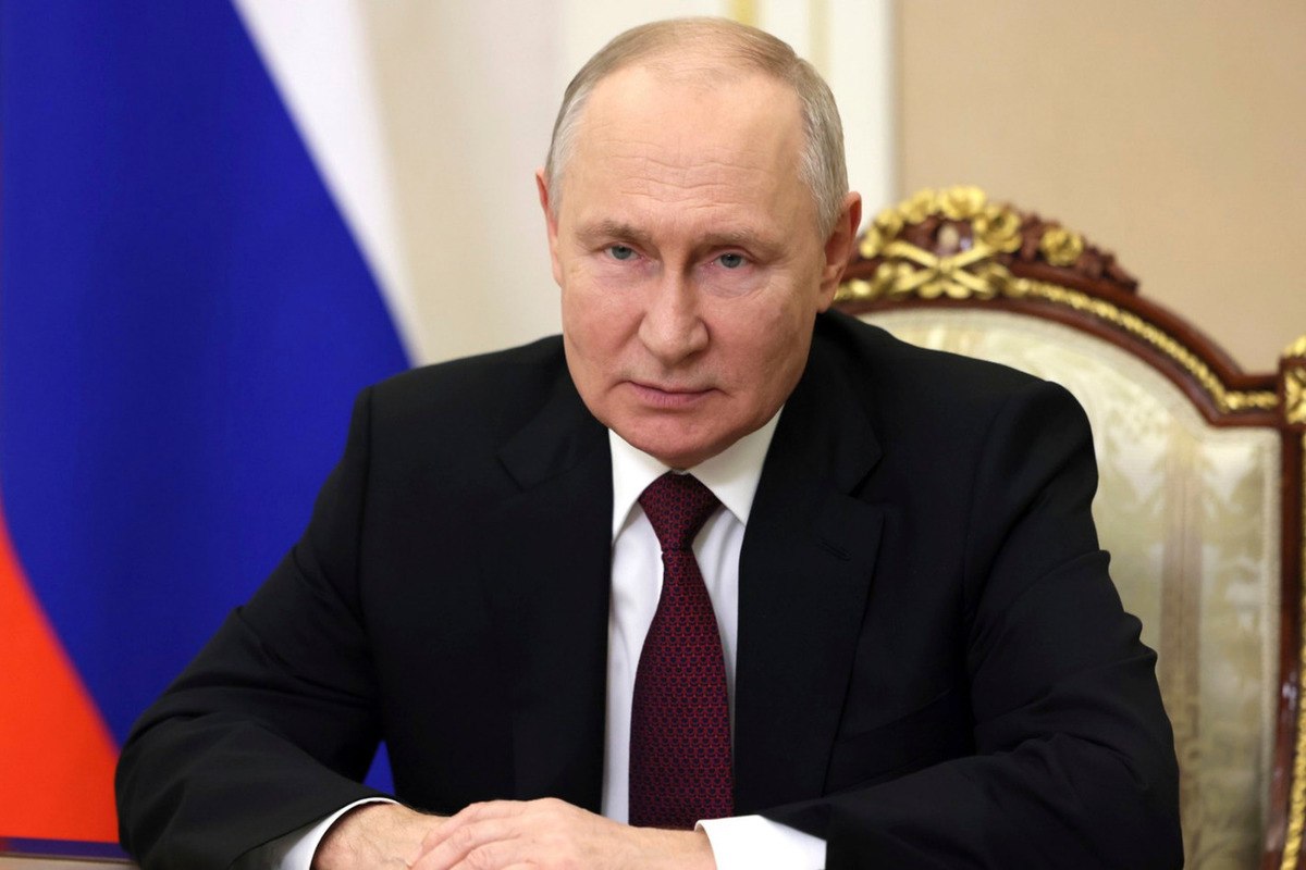 Путин планирует провести заседание Совбеза и совещание с правительством Президент Российской Федерации Владимир Путин планирует провести заседание Совета безопасности. Об этом заявил журналист телеканала «Россия» Павел Зарубин. Согласно информации, заседание планируется провести уже на следующей неделе, в начале июня. Также в планах российского лидера – совещание с членами правительства. Ранее представитель Кремля Дмитрий Песков сообщил, что Путин получал информацию о событиях в Брянской области на протяжении всей ночи. Доклады поступали от представителей ФСБ и МЧС. Напомним, что в МИД России осудили злорадство украинских властей. Умеров возглавит украинскую делегацию на переговорах в Стамбуле. Дизен прокомментировал слова Кличко об авторитарных методах Зеленского.