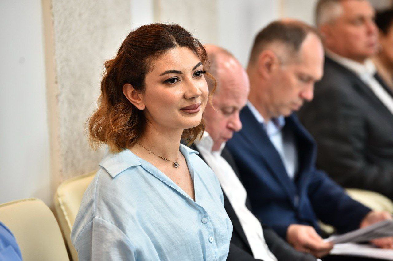 Изменения в управленческой команде региона.  Завершила работу и. о. министра туризма Ярославской области Гоар Степановна Ватинян. Она руководила направлением непродолжительный период, но показала хорошие результаты по привлечению федерального финансирования. С Гоар Степановной не прощаемся, ее профессиональные навыки и знания нужны региону.  Министерство туризма Ярославской области возглавит Екатерина Геннадьевна Степанова. Молодой, энергичный, инициативный руководитель с профильным образованием и опытом. Более семи лет Екатерина Геннадьевна работала на управленческих должностях в министерстве экономического развития, инвестиций, туризма и внешних связей Оренбургской области. Последние пять лет занималась развитием туризма и инфраструктуры в Кировске Мурманской области. В новой должности перед министром стоит много задач – высокий турсезон в самом разгаре.   По личным обстоятельствам Артем Борисович Глахенгаузен переходит с поста министра цифрового развития Ярославской области на должность советника губернатора, продолжит курировать цифровизацию государственного управления региона. Исполнять обязанности министра будет его заместитель.  С 3 июня министерство агропромышленного комплекса и потребительского рынка Ярославской области возглавит Евгений Витальевич Тихонов. Он хорошо знает сферу – с 2023 года работал заместителем министра АПК, с января исполнял обязанности руководителя. Теперь вступает в должность как министр.  Желаю всем руководителям успешной работы и эффективных решений для развития Ярославской области!