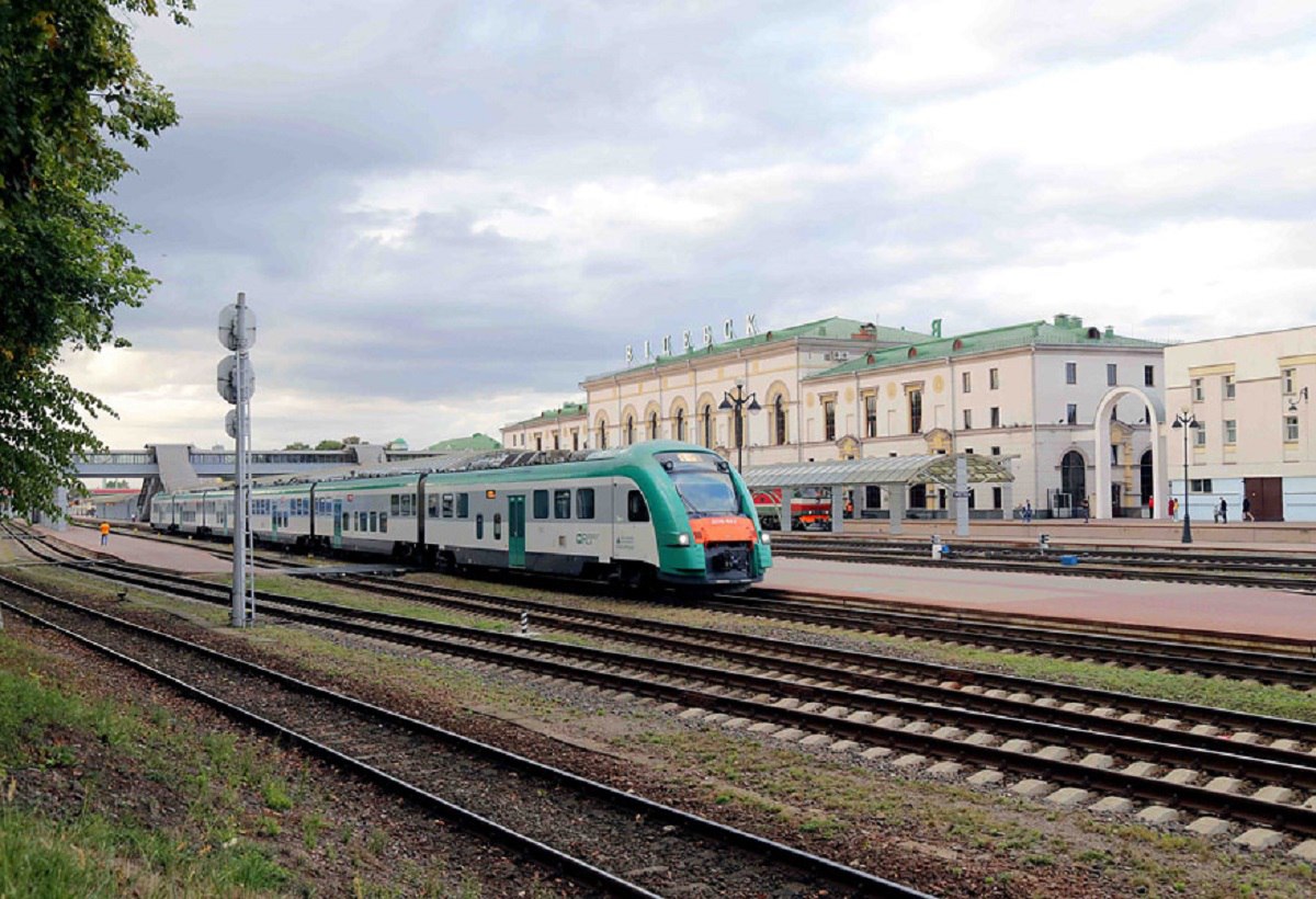 На пассажирские поезда между Смоленском Витебском и Оршей потратят более 12 млн Эти проекты носят имиджевый и социально ориентированный характер Поэтому их финансирование будет осуществляться из бюджета Союзного государства Сейчас между Смоленском с российской стороны и Витебском и Оршей с белорусской уже открыты два трансграничных маршрута Но при этом пассажирам приходится пересаживаться на станциях Осиновка и Заольша Теперь эти маршруты планируется сделать беспересадочными  Подробнее