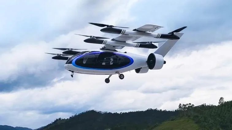 Govy впервые подняла в воздух свой флагманский eVTOL 3 июля китайский автопроизводитель GAC провел первый полёт своего электрического аппарата вертикального взлёта и посадки Govy AirJet. Судя по опубликованным кадрам, было выполнено висение в воздухе “без привязи”. Начало демонстрационных полётов этого автономного воздушного такси планируется на 2027 год в 2-3 городах региона Гуандун-Гонконг-Макао. Компания GAC из Гуанчжоу представила свой бренд “летающих автомобилей” Govy в декабре 2024 года и разрабатывает три различных транспортных средства: Одноместный AirCar Двухместный AirCab Четырехместный AirJet. Все три eVTOL полностью автономны. В то время как AirCar и AirCab являются мультикоптерами, AirJet имеет восемь подъёмных винтов на крыле для вертикального полёта, и два канальных вентилятора для горизонтального полёта. Планер аппарата на 90 % состоит из углеродного волокна, что делает его прочным и лёгким. GAC планирует создать сеть низковысотного воздушного транспорта с несколькими вертипортами, чтобы время передвижения на работу в густонаселенном районе большого залива не превышало 40 минут по сравнению с 1-2 часами на автомобиле. Компания намерена соединить свою систему “робо-аэротакси” с наземным транспортом и полёты будут стоить примерно в два раза дешевле такси. Также будет изучен рынок туризма, аварийно-спасательных работ и логистики. ТТХ AirJet: Вместимость: 3-4 пассажира Дальность: 200 км Скорость: до 250 км/ч Время межполётной зарядки: 25 минут / Govy #Постфактум Онлайн-проект eMAKS