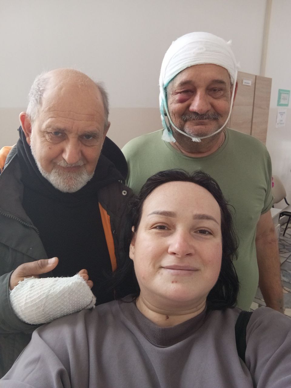 Губернатор Владимир Владимиров вручил федеральные и региональные награды выдающимся землякам. Торжественную церемонию приурочили ко Дню России. Список награждаемых стал самым обширным за последнее десятилетие – в нём порядка 40 человек. Среди награжденных Магомед Зайпуллаев, участник спецоперации, спас женщину при взрыве газа в Ставрополе. Он вернулся с передовой после ранения около года назад. Также краевую медаль «За поддержку СВО» получили волонтёры Александр Бочарников и Валерий Митрофаненко. В Запорожье вражеский дрон атаковал их автомобиль с новогодними подарками для детей. Мужчины получили ранения, но продолжают гуманитарную миссию.