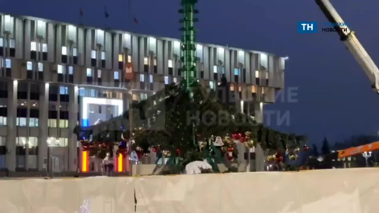 В городах устанавливают новогодние елки к праздникам