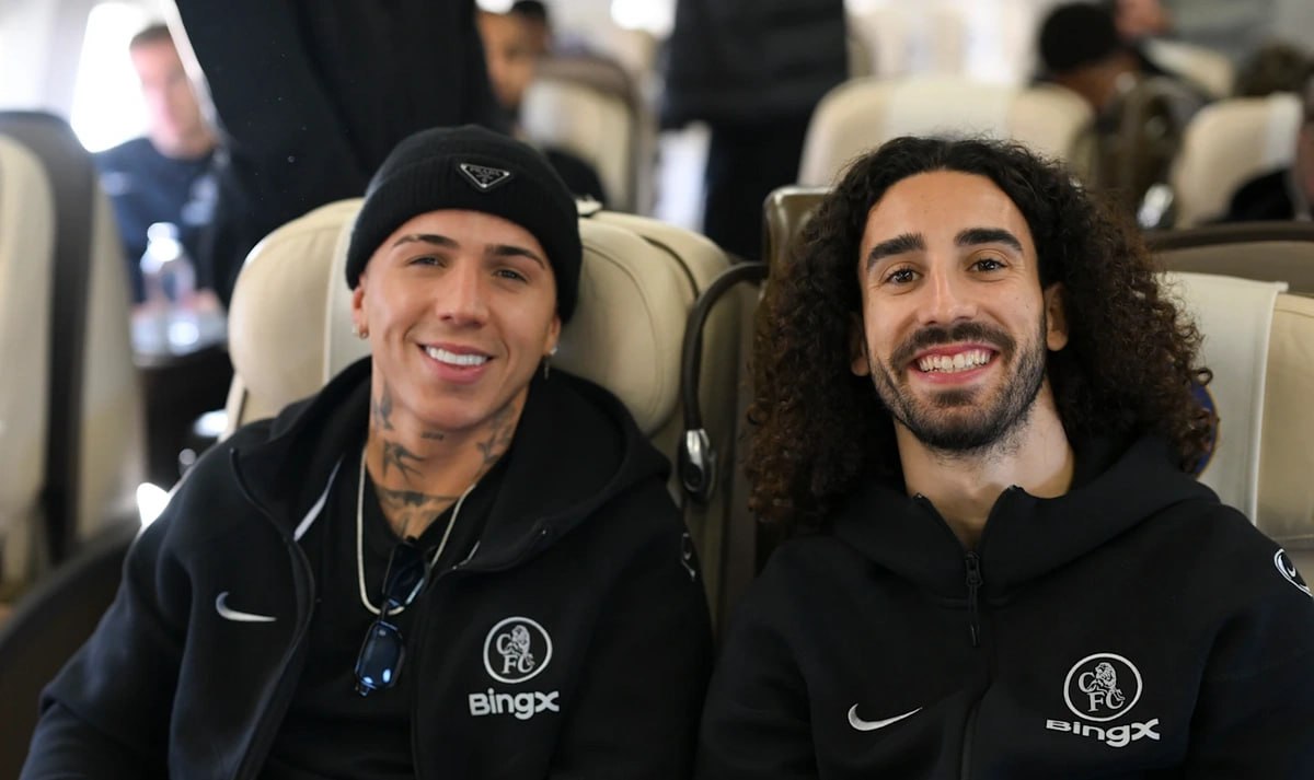 Объявлен список игроков Челси прибывших на матч с Карабахом Объявлен список игроков Челси прибывших в Баку на сегодняшний матч с Карабахом в рамках Лиги чемпионов УЕФА Oб этом сообщили в пресс службе английского клуба Так клуб прибыл в Баку с 23 футболистами в том числе тремя вратарями восемью защитниками девятью полузащитниками и тремя нападающими Вратари Филип Йоргенсен Макс Меррик Роберт Санчес Защитники Джош Ачимпонг Тосин Адарабиойо Трево Чалоба Марк Кукурелья Весле Фофана Мало Густо Йоррел Хато Рис Джеймс Полузащитники Факундо Буонанотте Энцо Фернандес Ромео Лавия Мойсес Кайседо Андрей Сантос Александро Гарначо Тайрик Джордж Джейми Гиттенс Эстевао Нападающие Лиам Делап Марк Гиу Жоао Педро Отметим что матч Карабах Челси состоится 5 ноября на Республиканском стадионе имени Тофика Бахрамова в 21 45 ruoxuaz ЛигачемпионовУЕФА ФККарабах ФКЧелси Новости Азербайджана Написать нам