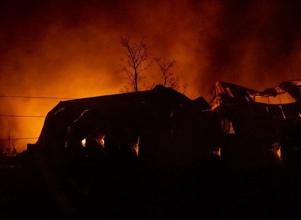 На Камчатке полиция возбудила уголовное дело об умышленном поджоге домовладения  Установлено, что поджог совершил родственник потерпевшего после состоявшейся ссоры. Пожаром были повреждены входная дверь, деревянная конструкция проема двери, утеплитель двери. Ущерб от действий злоумышленника составил около 478 тысяч рублей.   Мужчине избрана мера пресечения в виде подписки о невыезде и надлежащим поведении. Проводится расследование.   Подробнее    KamchatkaMedia   Прислать новость