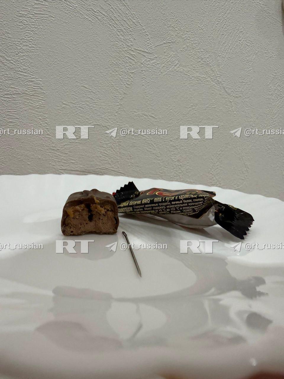 Девочка чуть не съела конфету с иглой внутри утверждает ее мать Проводится проверка Жительница Калуги пожаловалась что ее дочка едва не проглотила иголку которая оказалась внутри конфеты По счастливой случайности девочка не стала есть лакомство целиком а разломала его пополам Местное МВД заявило что собранные материалы передадут в службу Роспотребнадзора для дальнейшего решения За ходом проверки следит прокуратура Главное здесь Подписывайтесь