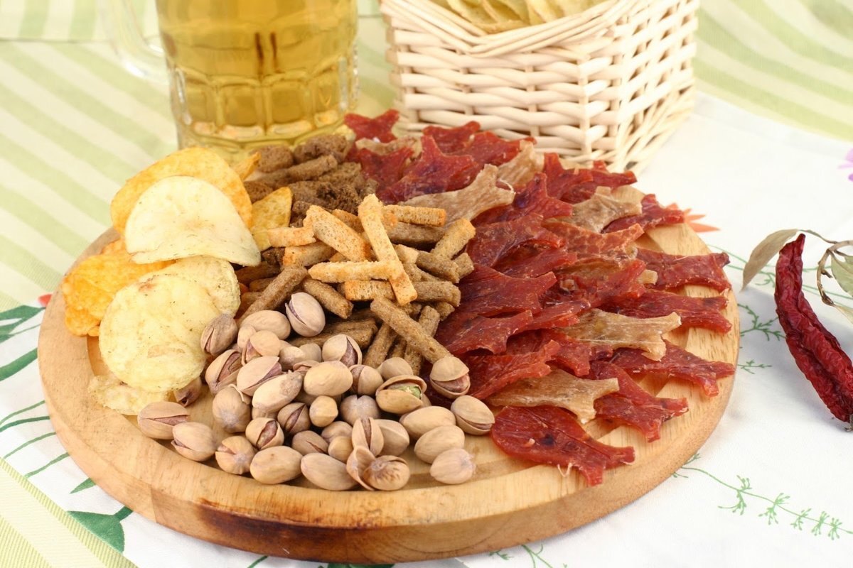 Россияне стали реже закусывать пиво сушеным кальмаром 22 и сухариками 8 из всех популярных закусок к пенному они стали единственными чьи продажи в январе октябре просели выяснили для РИА Новости аналитики Атол Заметнее прочих вырос спрос на чипсы 20 и арахис 19 При этом сухариками будет закусить дешевле всего упаковка обойдется в среднем в 80 рублей а кальмар оказался самым дорогим пивным пейрингом 209 рублей Подписаться на РИА Новости экономика Все наши каналы