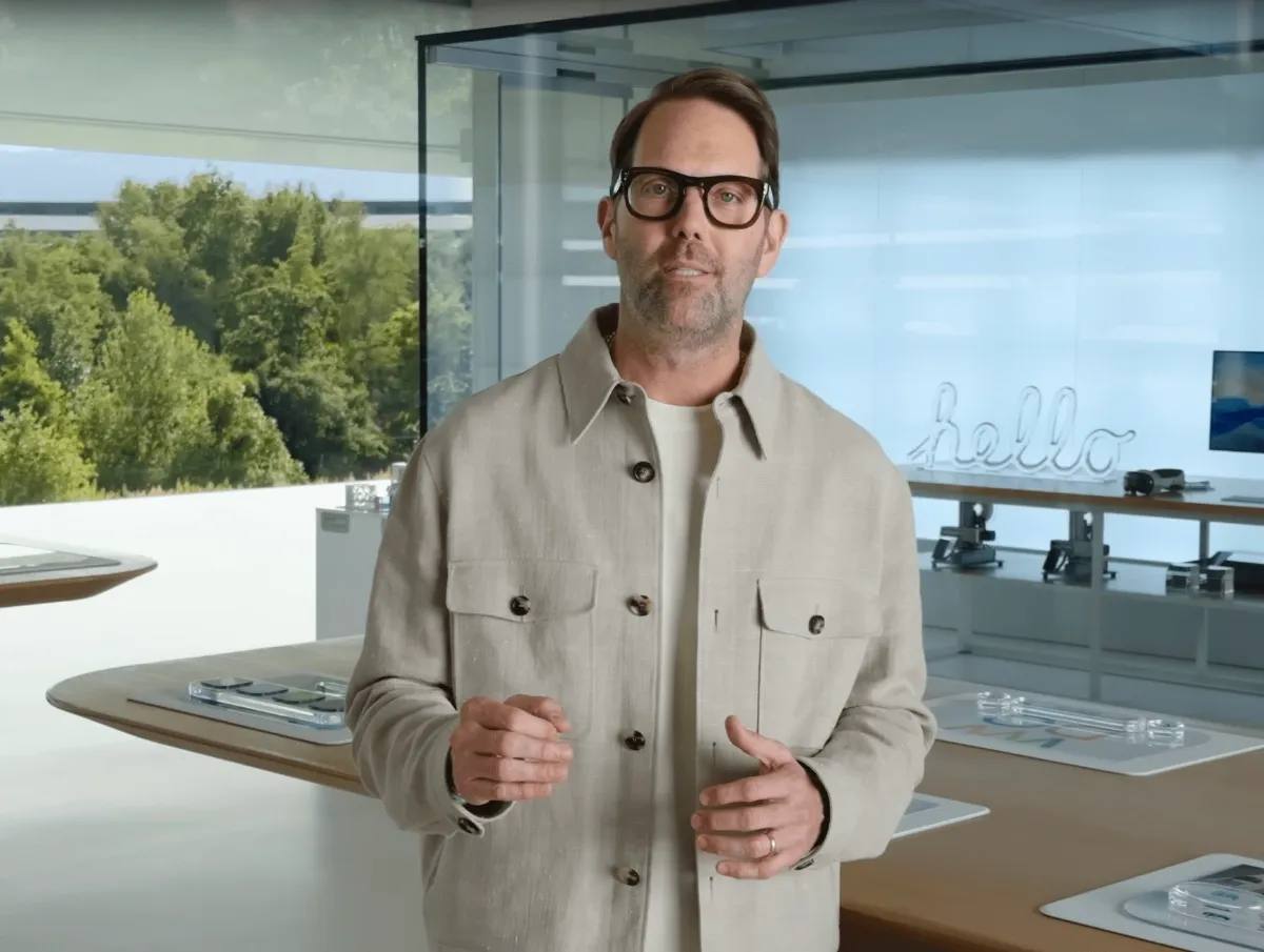 Создатель жидкого стекла уходит в Meta Алан Дай руководивший командой по дизайну интерфейсов в Apple почти десять лет покидает компанию В Apple он работал с 2006 года начиная с маркетингового подразделения а затем перешёл к Джони Айву и принял участие в создании iOS 7 С тех пор Дай успел приложить руку ко всем операционным системам Apple и в особенности к интерфейсу Vision Pro Последним крупным проектом под его руководством стал редизайн iOS 26 и macOS 26 в стиле жидкого стекла На место Дая Apple уже готовит преемника Стивена Лемея ветерана компании с более чем 25 летним стажем Тим Кук отметил что Лемей участвовал в разработке практически всех значимых интерфейсов Apple с 1999 года и отлично отражает культуру компании Сам же Алан Дай с 31 декабря займёт роль главного директора по дизайну в Meta Там он возглавит новое дизайн подразделение и будет отвечать за развитие как аппаратной так и программной части устройств от гарнитур до умных очков в которые Meta планирует активнее внедрять ИИ функции Компания Meta признана экстремистской организацией в России