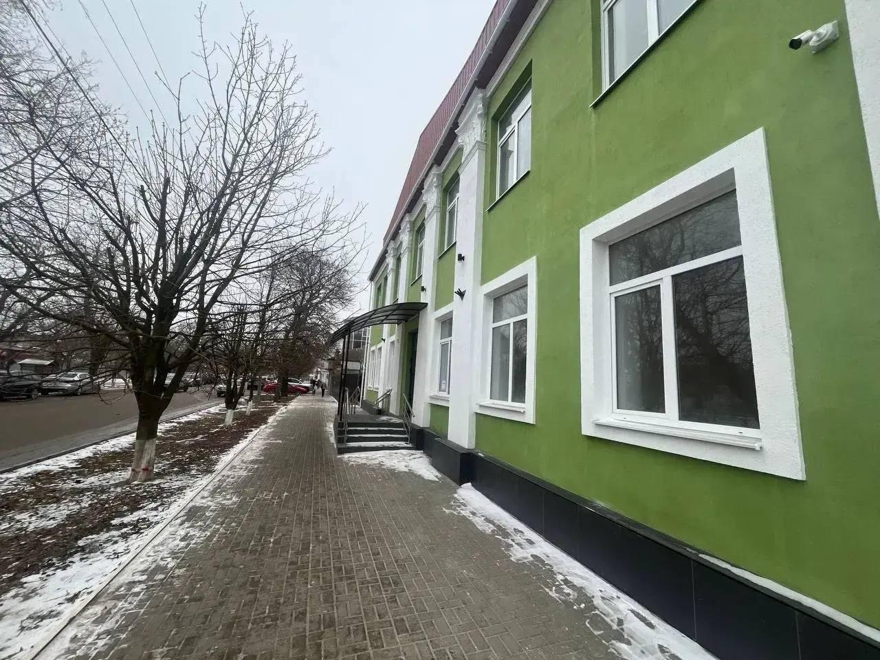 Капитальный ремонт детской школы искусств в Геническе вышел на финишную прямую Работы на объекте завершены на 99 Сейчас специалисты шеф региона Краснодарского края устраняют последние замечания вывозят строительный мусор и проводят финальную уборку помещений На объекте полностью выполнены работы по   восстановлению фасада и кровли здания   монтажу новых систем отопления вентиляции и электроснабжения   установке современных систем пожарной безопасности и видеонаблюдения   обустройству запасного выхода и обновления лестничных маршей   чистовой отделке классов и актового зала   монтажу сценического покрытия и энергосберегающего освещения   благоустройству прилегающей территории В скором времени жители Геническа получат полностью обновленное пространство в котором созданы безопасные и комфортные условия для занятий детей искусством