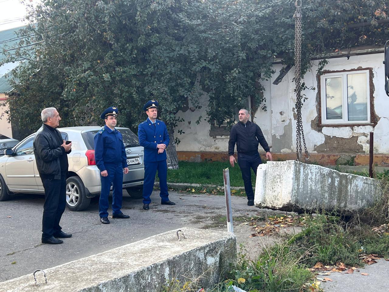 По требованию прокуратуры Хасавюрта демонтированы незаконно установленные на автодороге бетонные блоки и шлагбаумы Прокуратурой города Хасавюрт выявлены факты необеспечения МКУ Управление коммунального хозяйства г Хасавюрт свободного проезда транспортных средств по автомобильным дорогам местного значения Так на ул Увайса Мусаева пер Спортивный и ул Абукова было незаконно ограничено движение транспортных средств путем установки бетонных блоков и шлагбаумов В целях устранения нарушений закона прокуратурой города внесено представление об устранения нарушений закона главе городского округа город Хасавюрт По результатам его рассмотрения бетонные блоки демонтированы