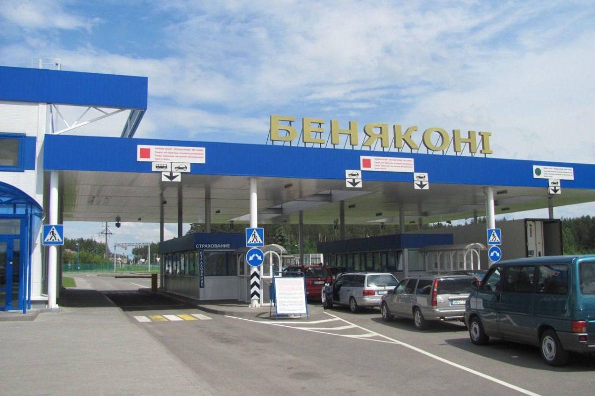 Ремонт на одном из пунктов пропуска с Литвой продлили больше чем на месяц На одном из участков белорусско-литовской границы продолжается ремонт дороги, который начался 12 июня. Теперь же стало известно, что он продлится до 30 июля. Сообщается, что из-за этого движение выезжающих транспортных средств через пункт пропуска «Бенякони» «Шальчининкай» с литовской стороны будет организовано через полосу встречного движения по въездному направлению. Подробнее