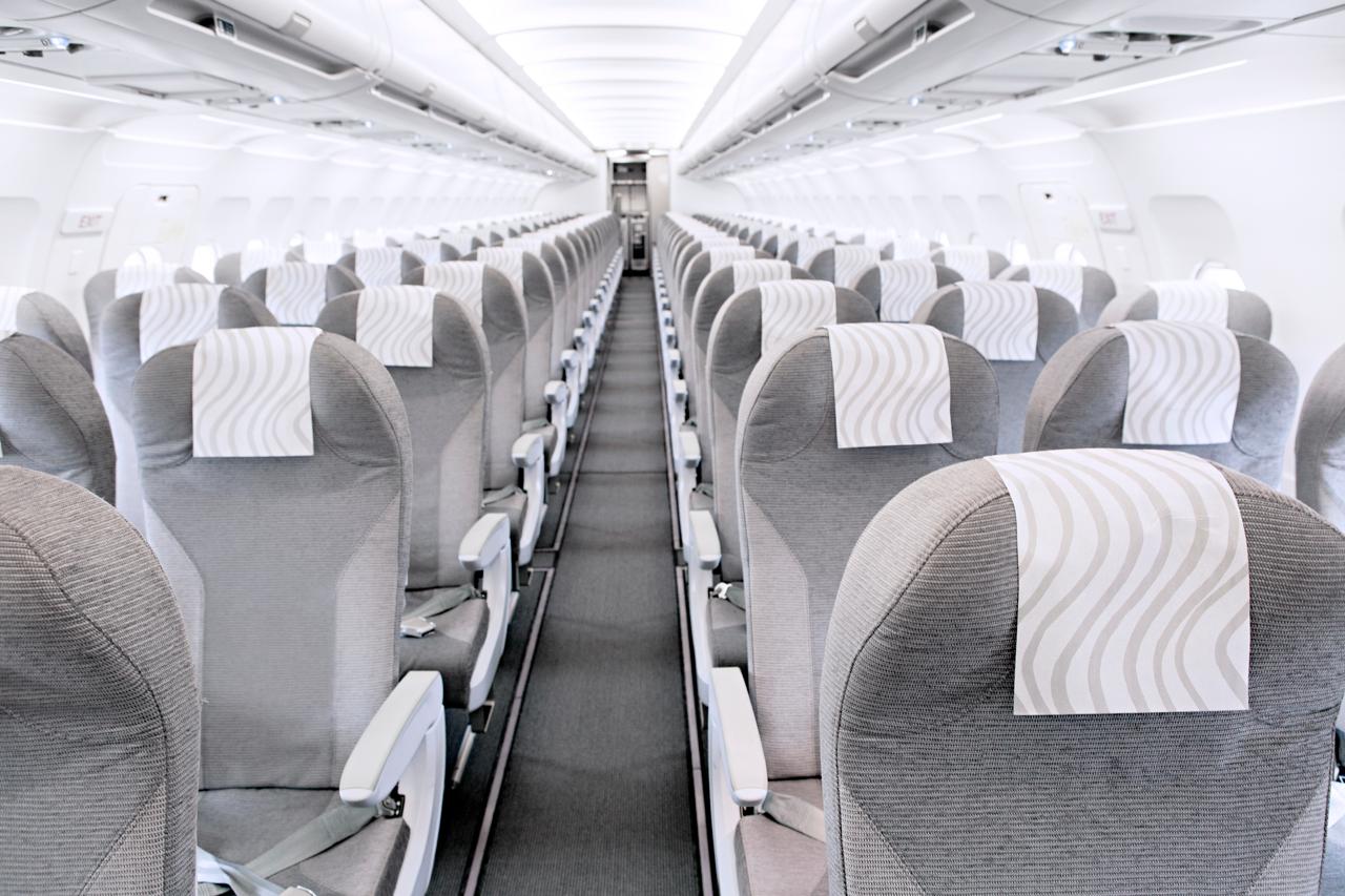 Finnair отменила около 40 рейсов из за неправильно постиранных чехлов пассажирских кресел пишет Dailyfinland В авиакомпании заявили что их долгое время стирали в простой воде однако производитель ткани указал что влияние этого метода очистки на противопожарную безопасность не было должным образом проверено В итоге от полётов вынуждены были отстранить 8 Airbus А320 что привело к отмене ряда рейсов и коснулось нескольких тысяч пассажиров В Finnair сообщили что по той же причине возможны дальнейшие отмены Дело в том что некоторые ткани имеют специальную пропитку благодаря которой чехлы не поддерживают горение обычная стирка действительно может ослабить эти свойства ranarod