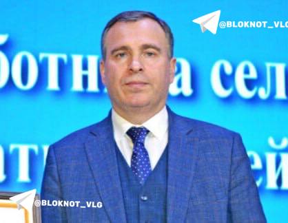 Невероятное разоблачение дня: в Волгограде обнаружили чиновника, который не работал  Речь идёт о замглавы Новониколаевского района Волгоградской области Сергея Белова. Чиновник занимал эту должность с 2019 года, но недавно его обвинили в мошенничестве. Выяснилось, что он даже не жил в своём районе, а вместо этого обитал в Волгограде и работал в юридической фирме.  Правда, его фамилия фигурирует в паре релизов и отчётов, а ещё он светился на сайте администрации — например, вручал кому-то грамоты в 2022 году. При этом никто годами не замечал, что он вообще ничего не делает.  За это время чиновник получил из бюджета три с половиной миллиона рублей зарплаты. Теперь деньги могут взыскать, а самого Белова — посадить за мошенничество в особо крупном размере.  Мы вот не филоним и реально работаем, а денег у нас сильно поменьше. А между тем, они нам очень нужны, чтобы ездить в командировки и радовать вас новыми текстами. Так что будем рады вашей помощи — поддержите нас на Бусти!
