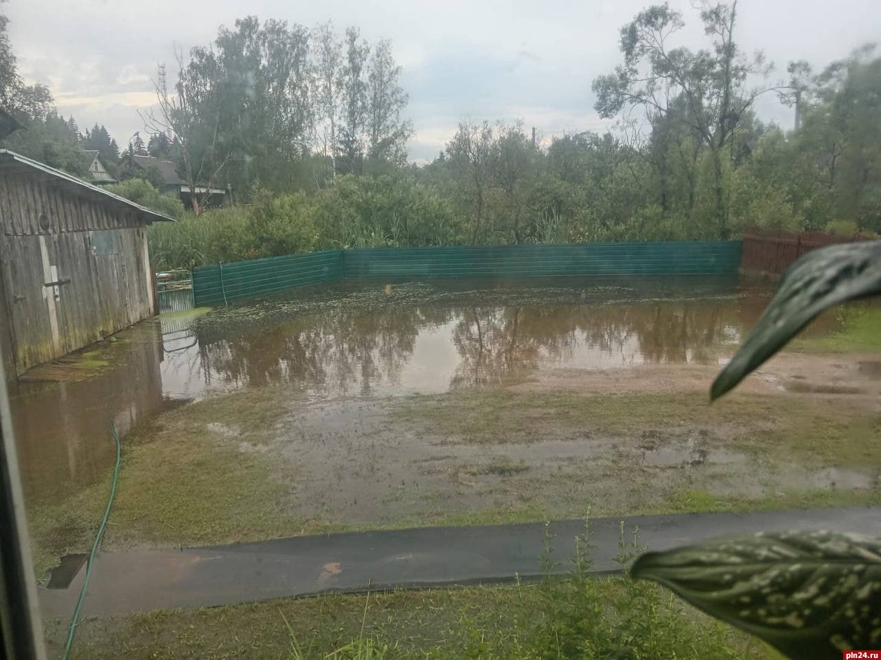 Несколько домов подтопленны из-за осадков в поселке Стурги Красные  В связи с аномальным количеством выпавших осадков за последние два месяца сотрудниками администрации Стругокрасненского округа было проведено обследование всех подтопляемых территорий в поселке Струги Красные. В ходе работы выявлены подтопленные частные дома, сообщил глава округа Александр Волков.  «Определены первоочередные задачи и разработаны пути их решения. Для выполнения необходимых работ привлечена коммунальная и дорожная техника. Обращаю ваше внимание, что некоторые участки осложнены из-за заболоченности и самовольных построек сараев, что затрудняет работу техники», - рассказал глава.  Александр Волков обратился к жителям с просьбой проверить состояние проездов, трубопереездов, канав и съездов к частным домам. Также он напомнил жителям о необходимости не выбрасывать в ливневые стоки траву, одежду, дрова и другой мусор, поскольку это может привести к подтоплению дворов и дорог, а также к повреждению асфальтового покрытия.
