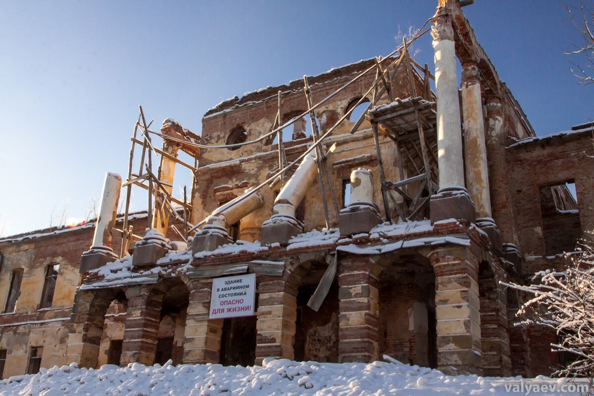 Более 600 объектов культурного наследия, находящихся в неудовлетворительном состоянии, отобраны в различных регионах России для реставрации и последующего вовлечения их в хозяйственный оборот     «Сейчас уже более 600 ОКН отработано, но мы не останавливаем эту работу. Благодарим все регионы и органы охраны за вовлечённость и эффективное участие. Кстати, порядка 90 ОКН — это объекты, расположенные на территории Уральского федерального округа», — сказал директор государственных программ в жилищной сфере «ДОМ.РФ» Виталий Насонов на Международном строительном форуме 100+ TechnoBuild в Екатеринбурге.  Отбор проводится в рамках исполнения поручений президента РФ о восстановлении 1000 объектов культурного наследия к 2030 году. Все отобранные объекты будут занесены в электронный реестр на специальном портале для инвесторов, разработкой которого занимается «ДОМ.РФ».