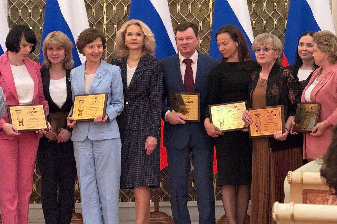 Врачи Приангарья получили главную медицинскую премию России «Призвание–2025» Врачи ИОКБ получили награду за прорыв в лечении рака крови у беременных, а Научный центр проблем здоровья семьи и репродукции человека – за внедрение расширенного неонатального скрининга для диагностики новорожденных. Наград удостоены замглавврача по акушерско-гинекологической помощи ИОКБ Наталья Протопопова, заведующая гематологическим отделением ИОКБ Татьяна Капорская, а также сотрудники НМИЦ гематологии Минздрава РФ под руководством главного внештатного специалиста-гематолога Минздрава России Елены Паровичниковой. Также награду получила директор Научно центра проблем здоровья семьи и репродукции, член-корреспондент РАН Любовь Рычкова. Накануне Дня медицинского работника заместитель Председателя Правительства РФ Татьяна Голикова встретилась с финалистами премии. Торжественная церемония награждения состоится в воскресенье, 15 июня. Подробнее – на официальном портале Иркутской области