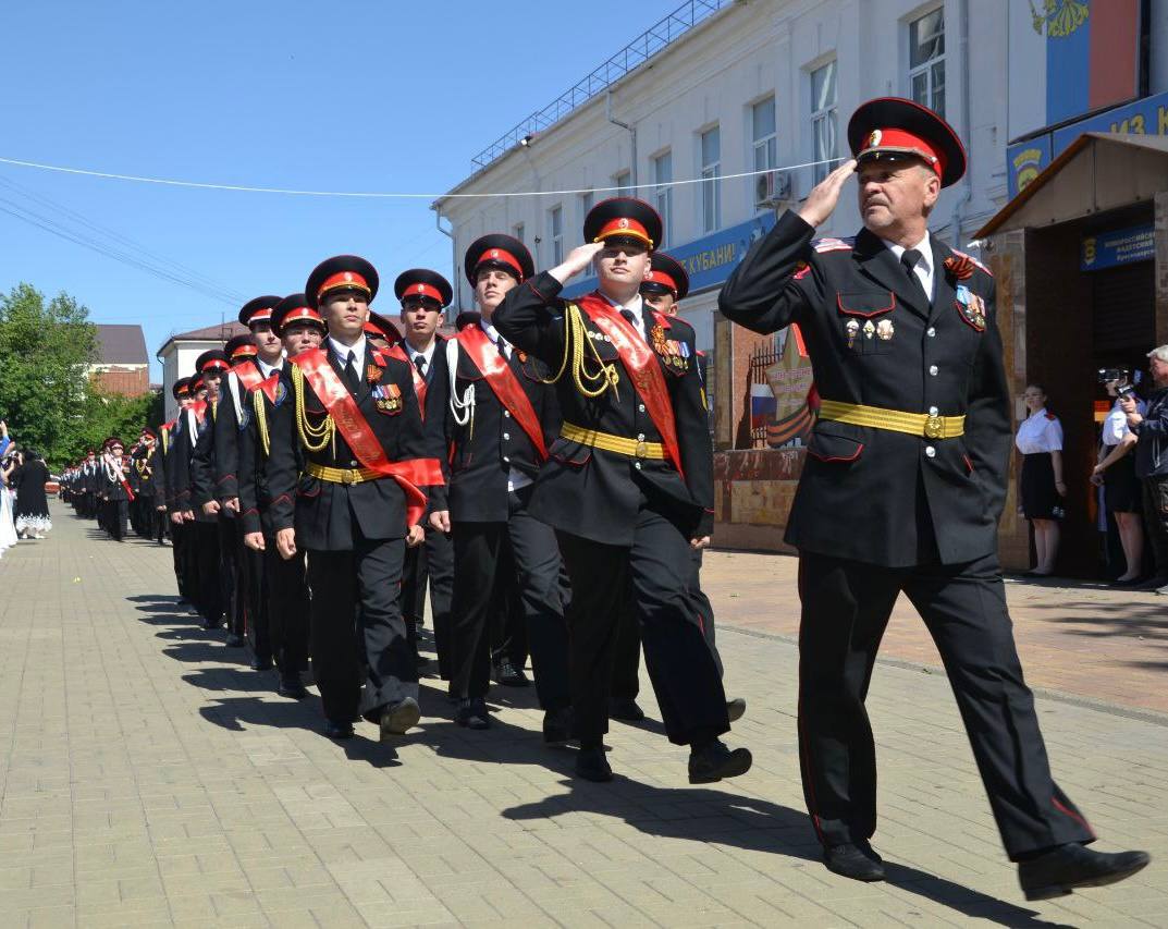 В Краснодарском крае выбрали лучший казачий кадетский корпус  Итоги краевого конкурса подвели на заседании межведомственной комиссии в Краснодаре.   – На Кубани лучшая в стране система непрерывного казачьего образования. Воспитанники кадетских корпусов – наша гордость. Они побеждают и занимают призовые места на мероприятиях и конкурсах различных уровней. Воспитываем казачат на основе историко-культурных ценностей предков, прививая им уважение к старшим, любовь к труду, Отечеству. В крае работает 7 корпусов, где обучают почти 1,4 тысячи подростков. Это будущий резерв кадров для атаманского корпуса края и нашей страны. Также отмечу, что абсолютное большинство выпускников поступают в учебные заведения военных, силовых структур и в последствии выполняют служебные задачи по защите Родины, – отметил вице-губернатор Краснодарского края, атаман Кубанского казачьего войска Александр Власов.